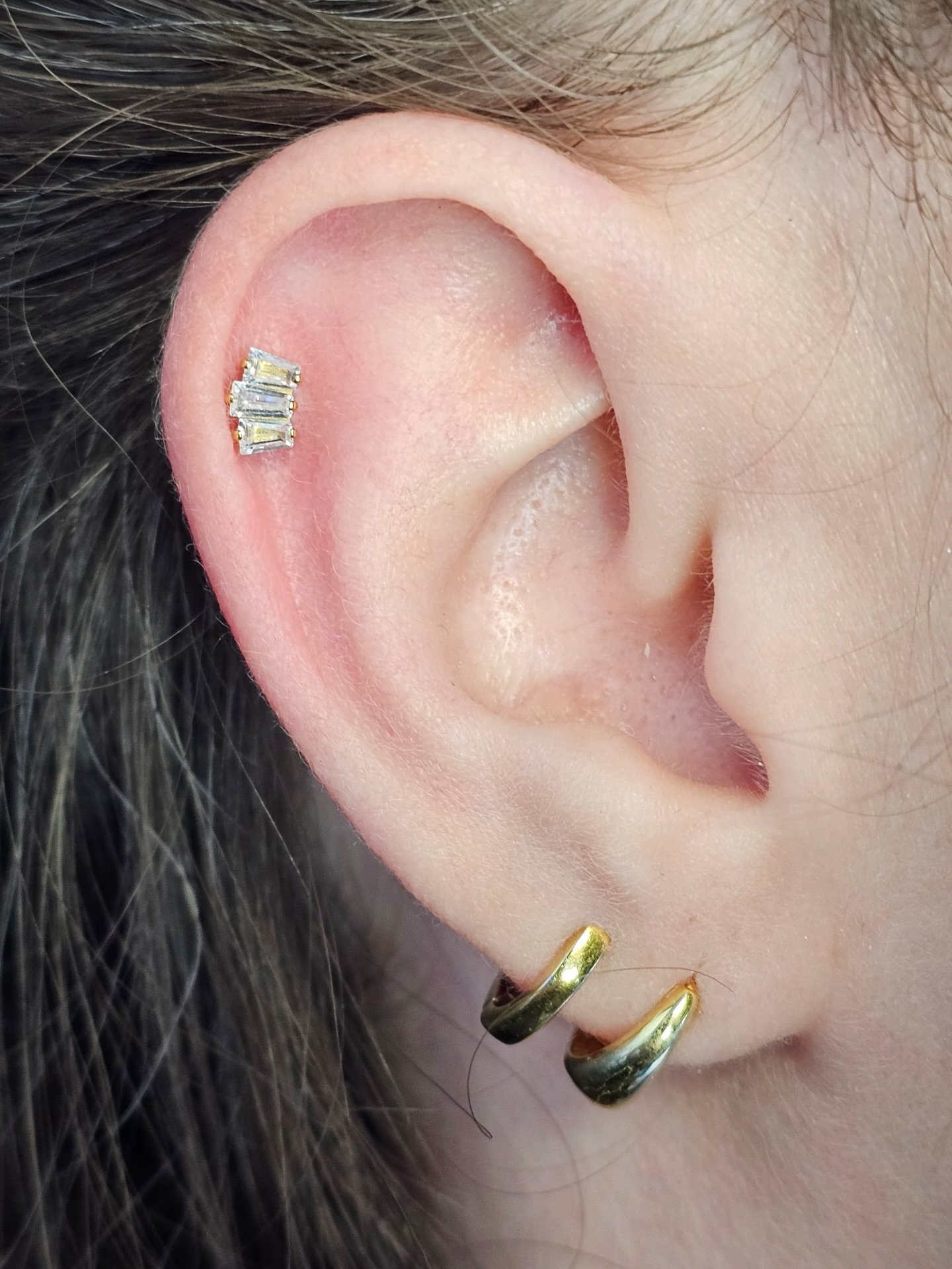 This beautiful client came in for a helix piercing and chose a 14k yellow gold prong set triple baguette cluster

@piercingsbycourtney

To schedule a piercing, change out, or to purchase jewelry, text the studio at 770-992-5800, and Tiffin will be ha