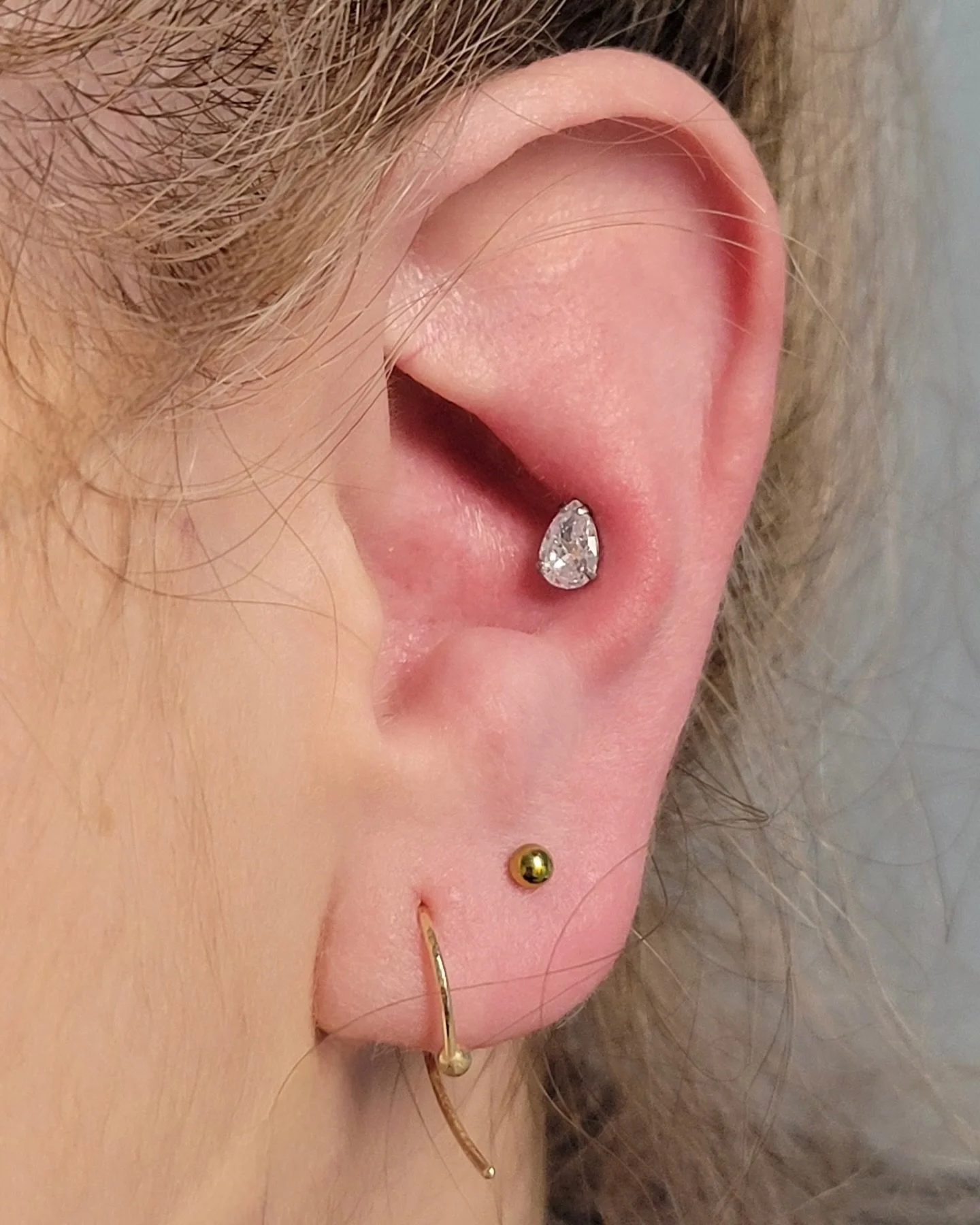 This beautiful human had their conch pierced by Courtney recently. They chose an implant-grade titanium bezel set CZ pear-shaped top.

@piercingsbycourtney

To schedule a piercing, change out, or to purchase jewelry, text the studio at 770-992-5800, 
