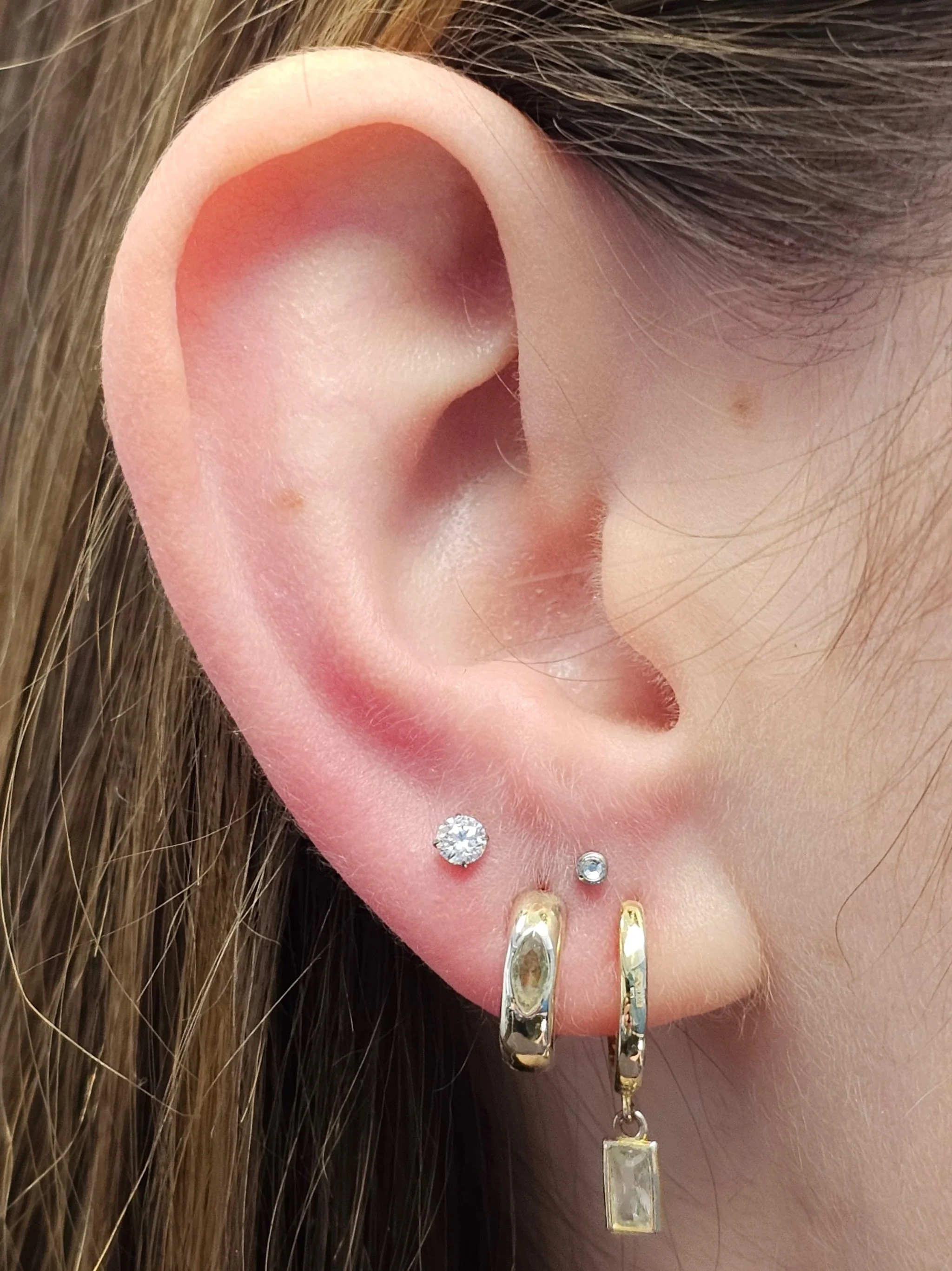 This beautiful client came in for a third lobe piercing with a 3mm prong-set Swarovski and for a curated lobe with a 2.5mm bezel set CZ.

@piercingsbycourtney

Courtney is in the shop Tuesday-Wednesday from noon to 7pm and Friday-Saturday from noon t