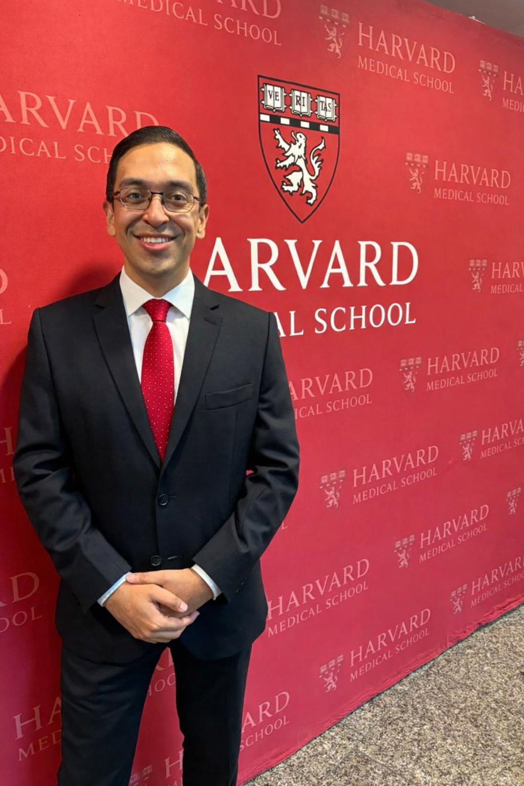 Dr. Fabio Parada, cardiólogo, retrato profesional en evento académico internacional
