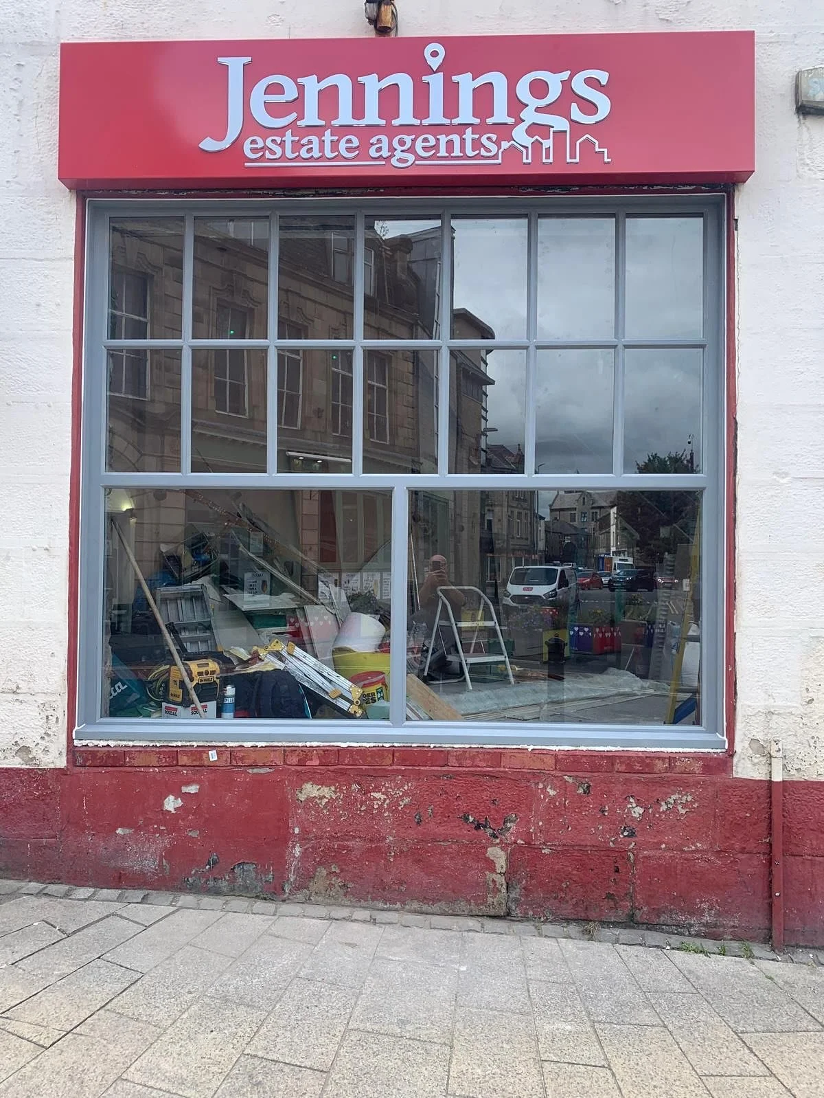We recently manufactured a stylish accoya shop front window for the new @jennings_estate_agents shop in Lancaster town centre which was formely Studio Arts. A like for like replacement in design but a much improved visual refresh.
Great job by @peill
