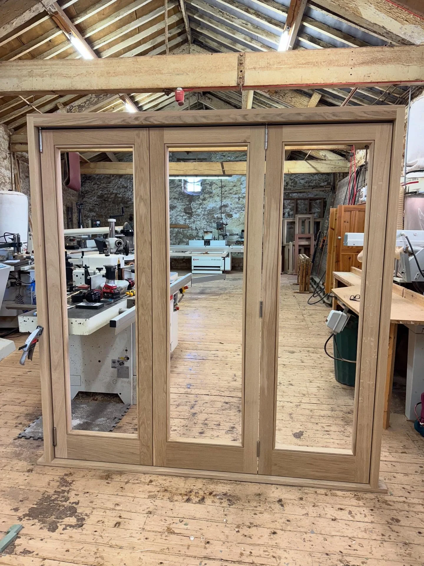 Oak internal bi folding door set, the perfect solution for diving two rooms. Made for @twjoineryltd 
#oak #door #bifold #wood #woodwork #design #bespoke #joinery