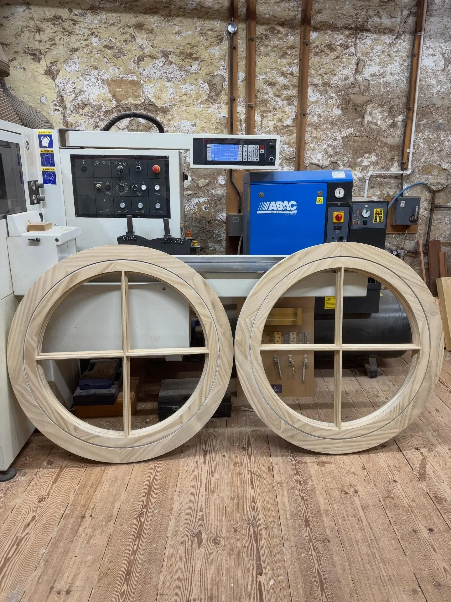 A pair of circular opening pivot windows made in @accoyawood for our friends at @carrconstructionandrestoration.
Great job as always by Alan!

#accoya #bespoke #wood #joinery #window