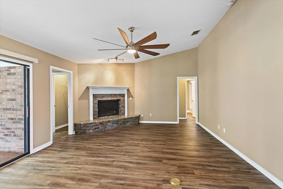 06-Living Room.jpg