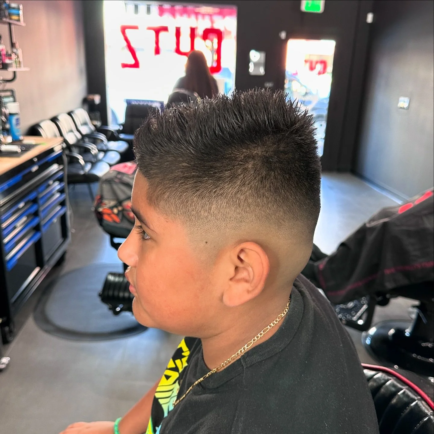 Our barber Lu hooked up his client with a clean mid fade just in time for picture day! 📸🔥 Looking sharp and ready to shine. 💇&zwj;♂️💯 #MidFade #FreshCut #PictureDayReady #BarberLife #CutzOnMain #StaySharp #MainStreetStyle #fadegamestrong