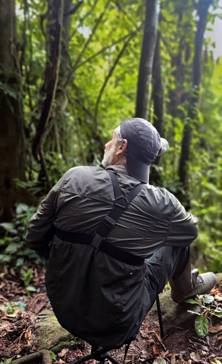 Alexandre Rago, Brazilian wildlife photographer, photographing in a forest environment.
