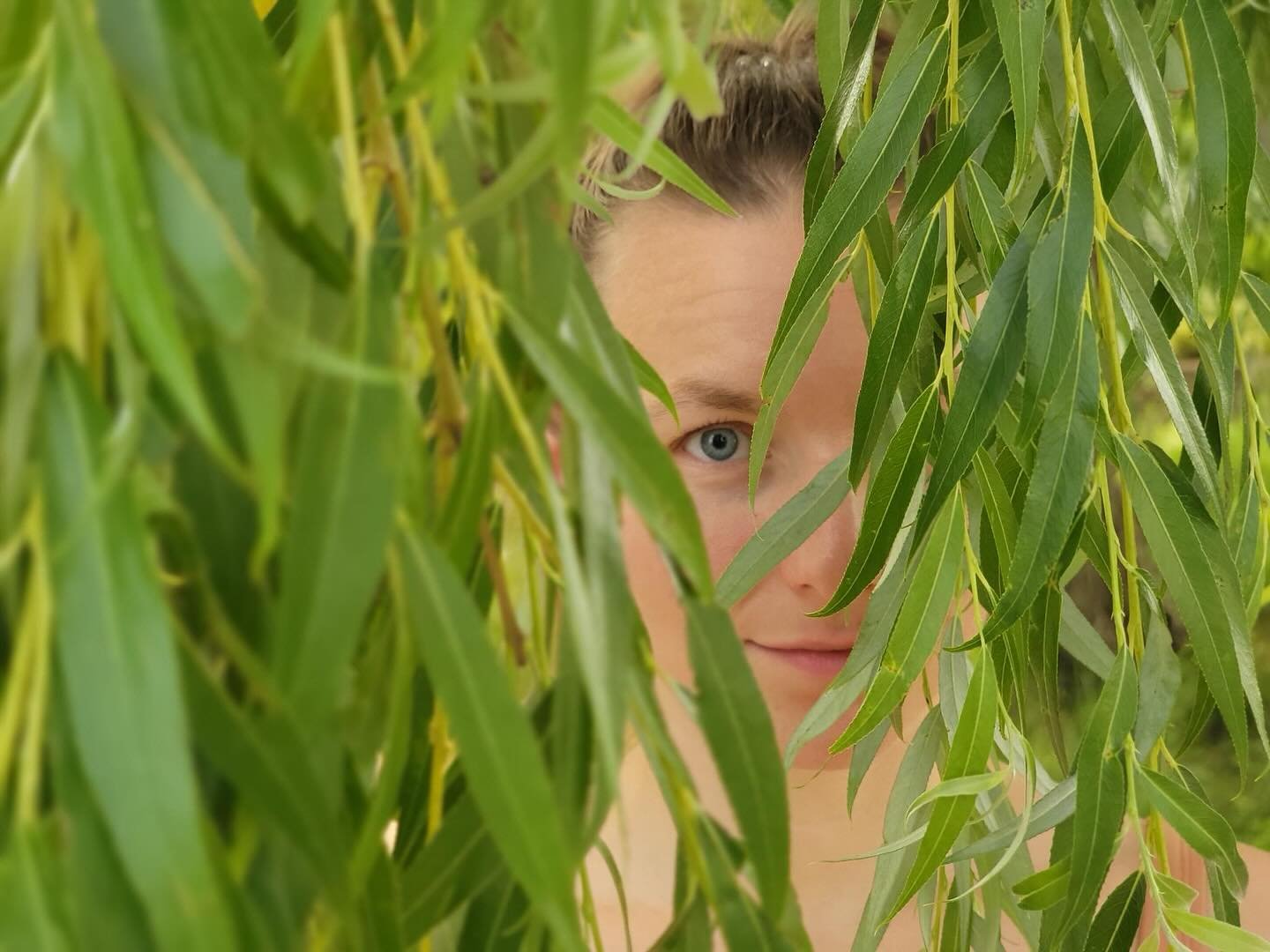 Content #photography #closeup #naturegirl #naturalgirl #chicagobotanic #willowtree #sillyface