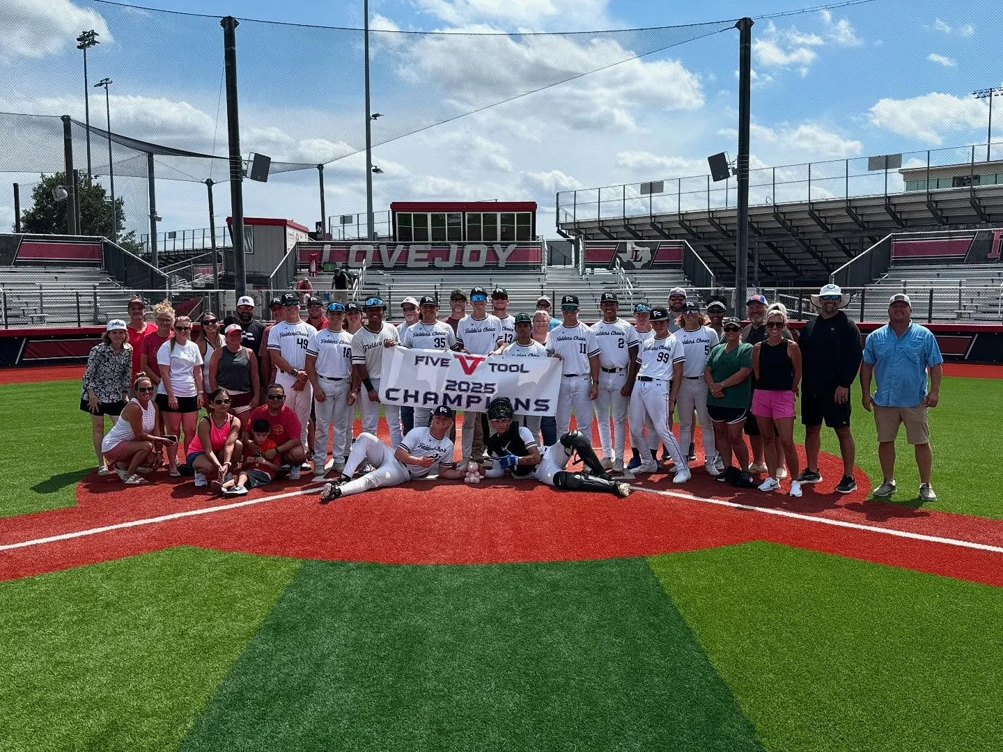 Fielder’s Choice Jaw Bat Scout (18u)
Winning the Five Tool DFW Satellite Series 7/10-7/13
Going 5-0 on the weekend.
It’s not just a team, it’s family.