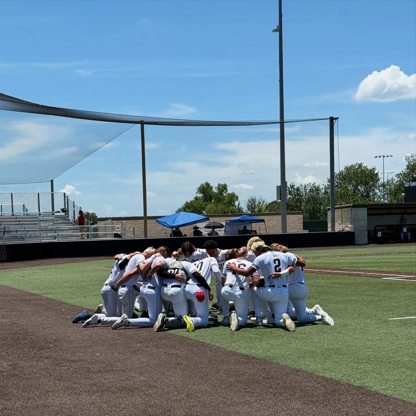 One of the coolest things I’ve seen this past tournament with our @jawbats scout team 18u.
Players choosing on their own to come together as a team/family and join in prayer. This is a one of a kind team and it’s things like this that we