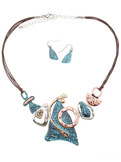 metalmultishapebibnecklace2.jpg