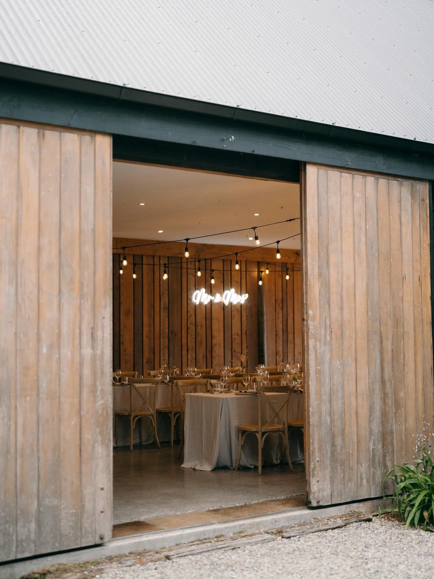 B&amp;G reception details at the dreamy @theblackbarnlaketarawera 🤍

Photographer @andreastephens.photography 

#weddingreception #receptiondetails #weddingplanner #weddinginspo #receptiondecor #weddingdesign #eventstyling #weddingdecorideas #luxury