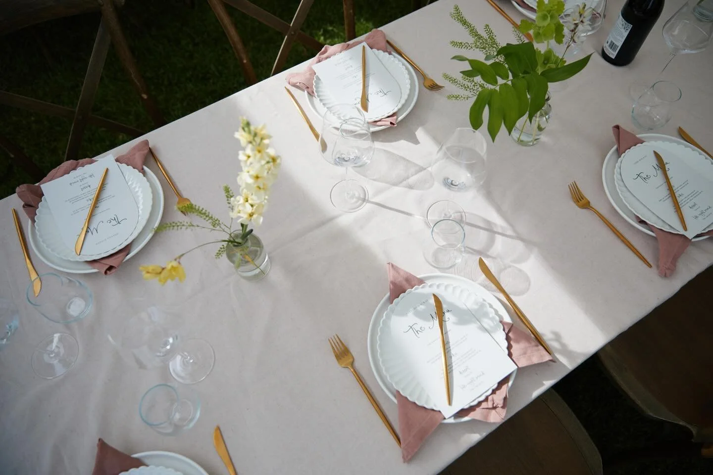 A&amp;J&rsquo;s stunning day in Gisbourne 🤍 An elegant organic marquee set up complete with the most unreal scenery!!

Photographer @curate.weddings 
Marquee @martinspartyhire 
Florals @field0froses 
Linen @tble__linen__hire 
Tableware @socialhirenz
