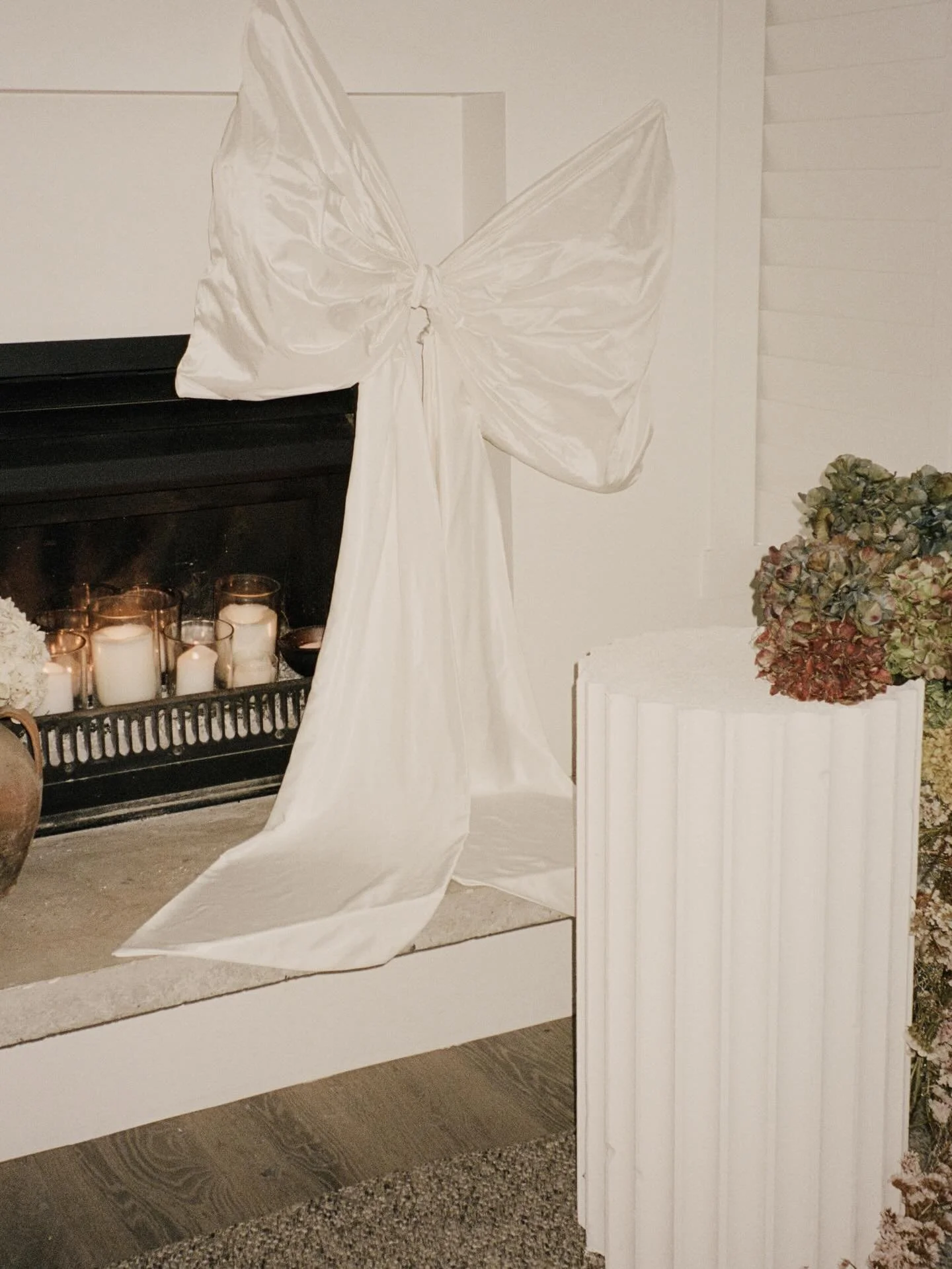 Still not over this cozy home ceremony set up for D&amp;M 🤍

Photographer @loversbyrubyjayne 

#intimatewedding #homewedding #athomewedding #weddingaltar #ceremonystyling