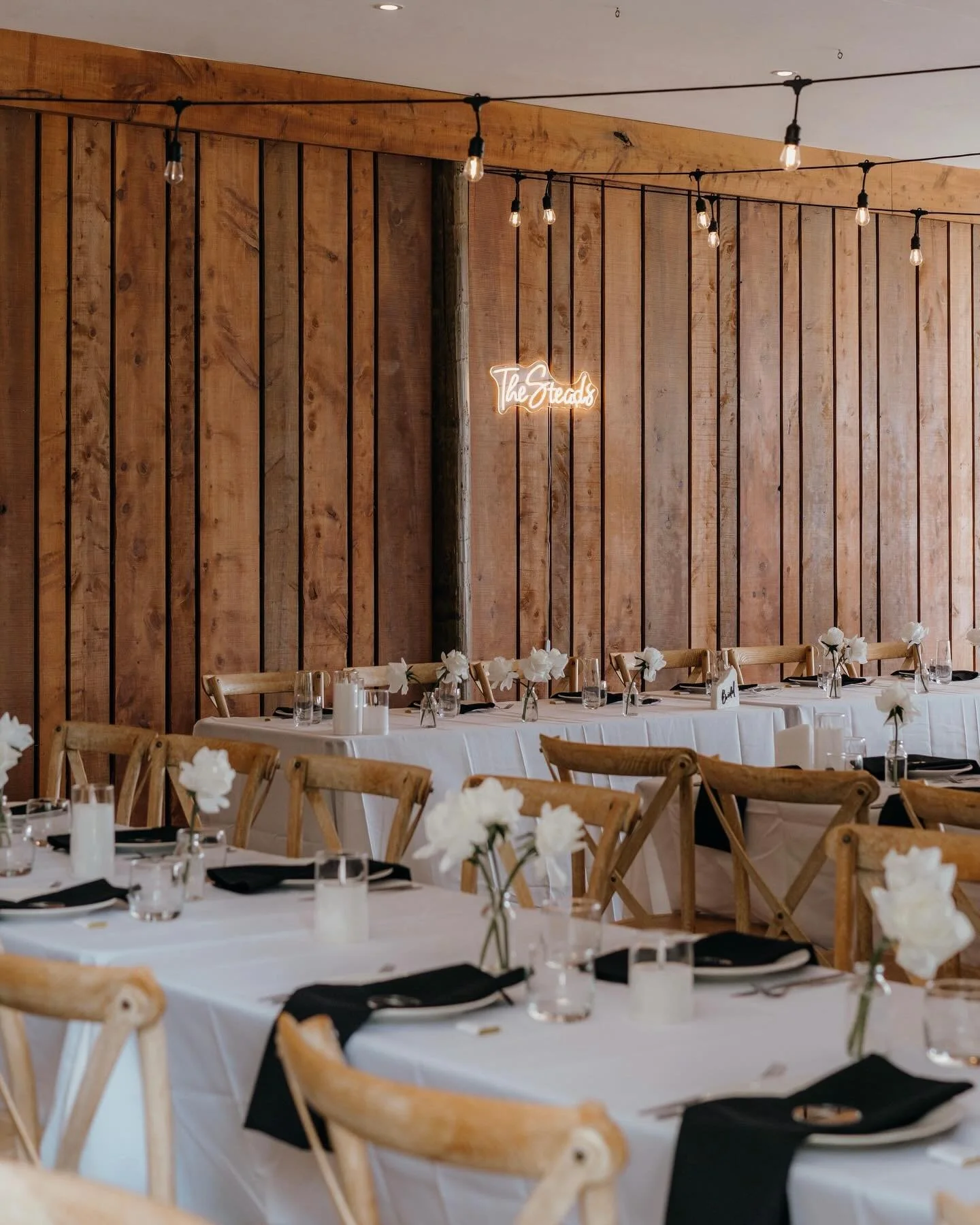 So many fun custom details for Ant &amp; Melissa 🤍

A classy, modern style with a bit of contrast throughout their decor - clean, simple, and thoughtfully put together! We loved bringing all these sweet details to life 🙌🏼

Photographer @gracejones