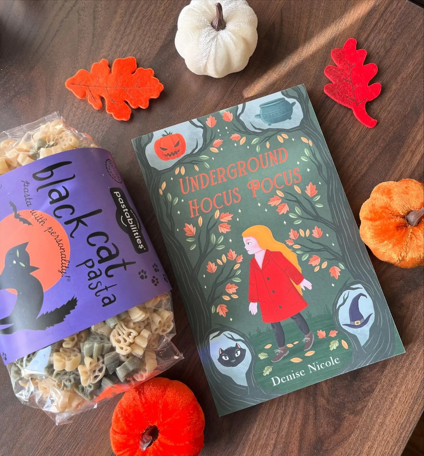 Spooky season is in full swing, and there&rsquo;s no better time to pick up my witchy, fantastical, Halloweenie book, 𝘜𝘯𝘥𝘦𝘳𝘨𝘳𝘰𝘶𝘯𝘥 𝘏𝘰𝘤𝘶𝘴 𝘗𝘰𝘤𝘶𝘴! 🎃🧙🏻🐈&zwj;⬛ 

I released this book just over a year ago, and while I like to think 