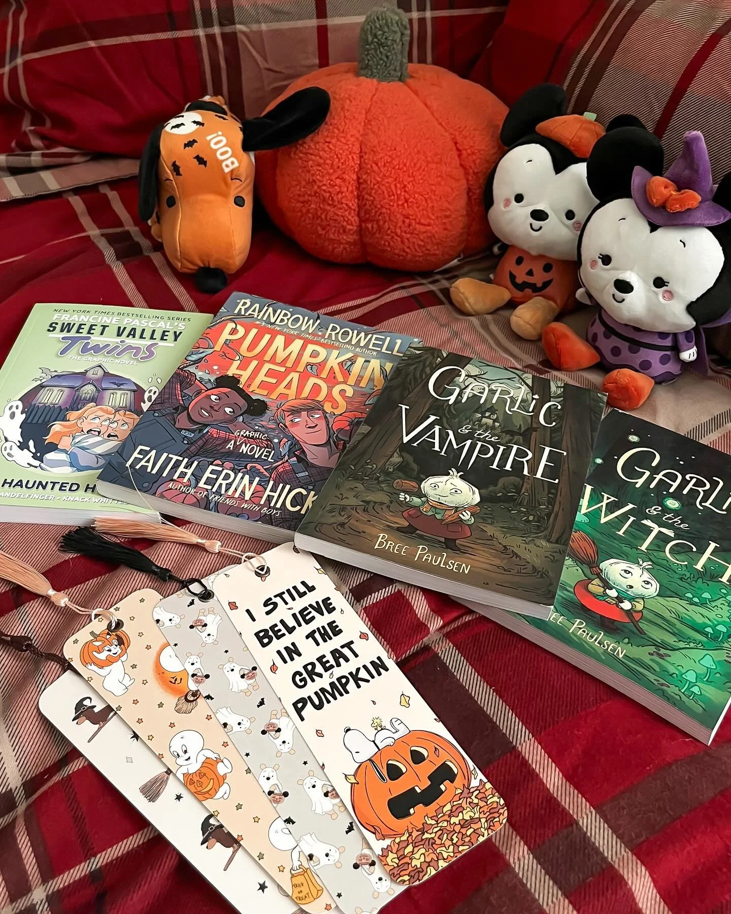 I never knew I could love graphic novels so much until I picked up all these Halloween and autumn-ish ones (along with Heartstopper)! 🎃🍂 There&rsquo;s something about the fall vibes that really gets me in these ones, especially Pumpkinheads and Gar