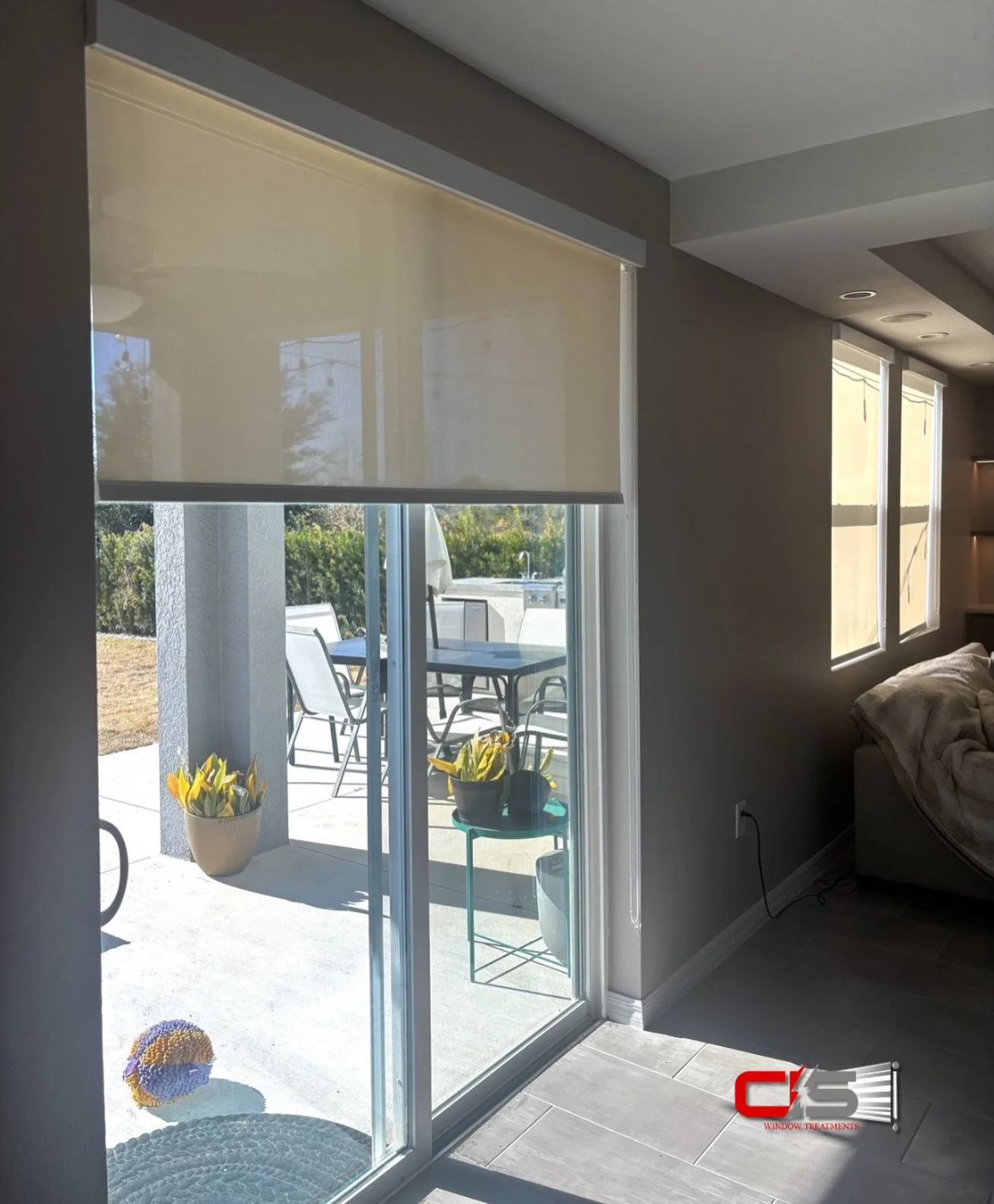 Adi&oacute;s a lo oscuro y pesado 👋🏽✨

En este proyecto instalamos Custom 3% Solar Roller Shades, la opci&oacute;n perfecta para dejar entrar la luz natural ☀️ sin perder privacidad 🙌🏽

Ahora el espacio se siente m&aacute;s abierto, m&aacute;s mo