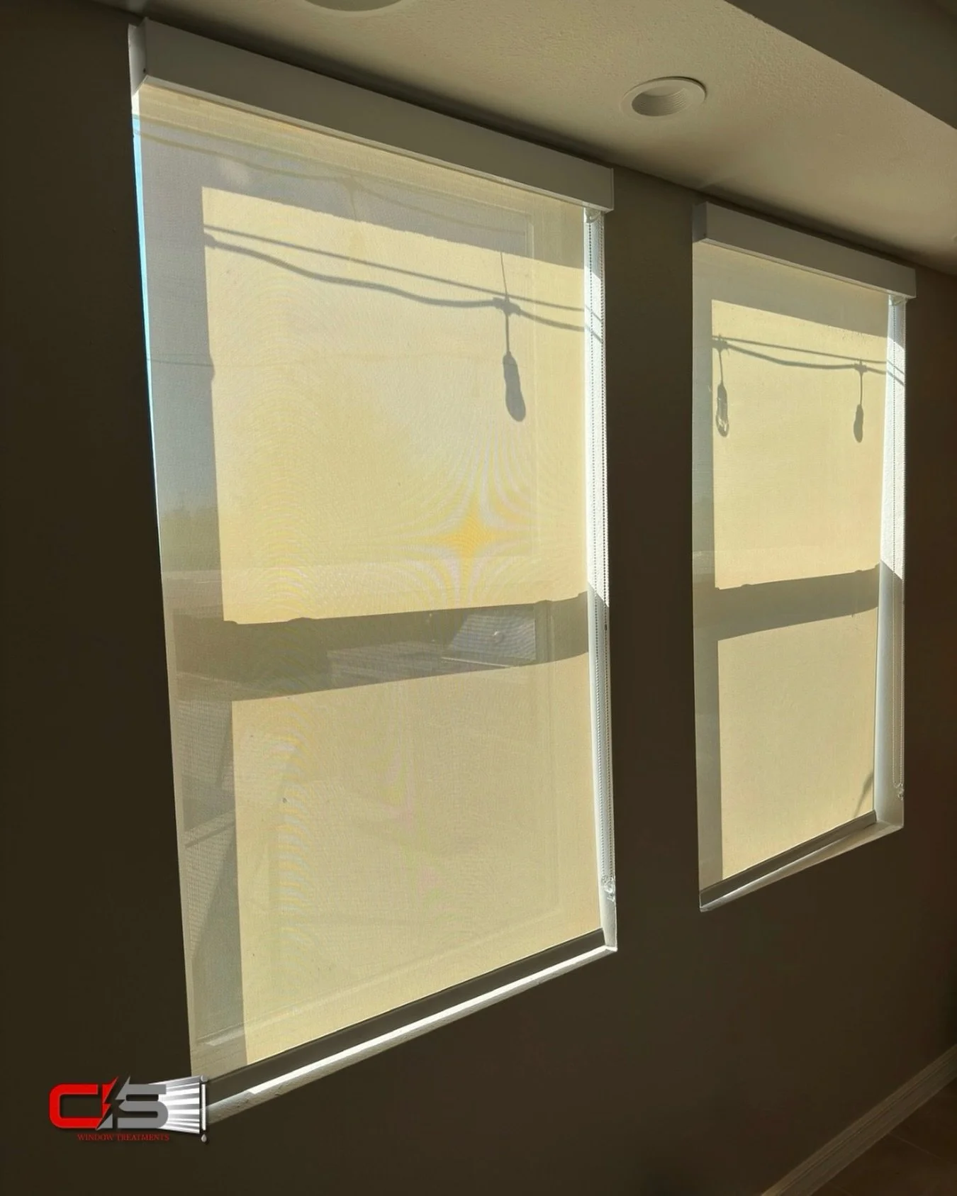 Roller shades instaladas en la casa de nuestro cliente. 
Luz natural, privacidad y una sensaci&oacute;n de paz en cada espacio. ☀️

La elecci&oacute;n correcta para cualquier hogar.

#rollershade #peacefulliving #interiordesign #centralfl #orlando
