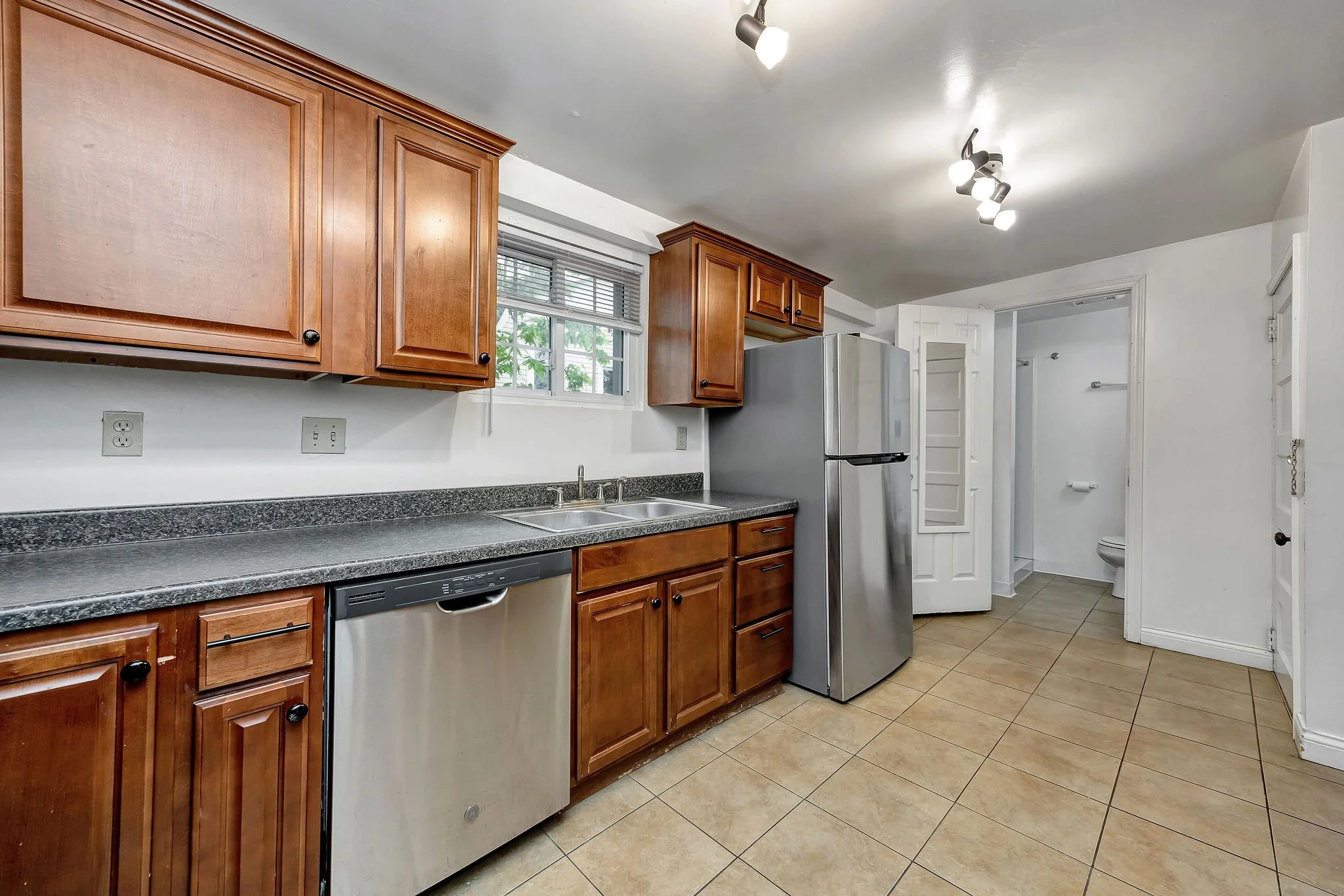 5_121 Main Kitchen 2.jpg