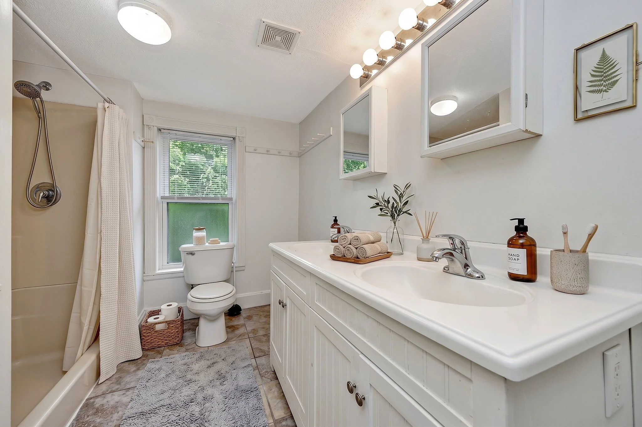 7a_121 Main Bath 1.jpg