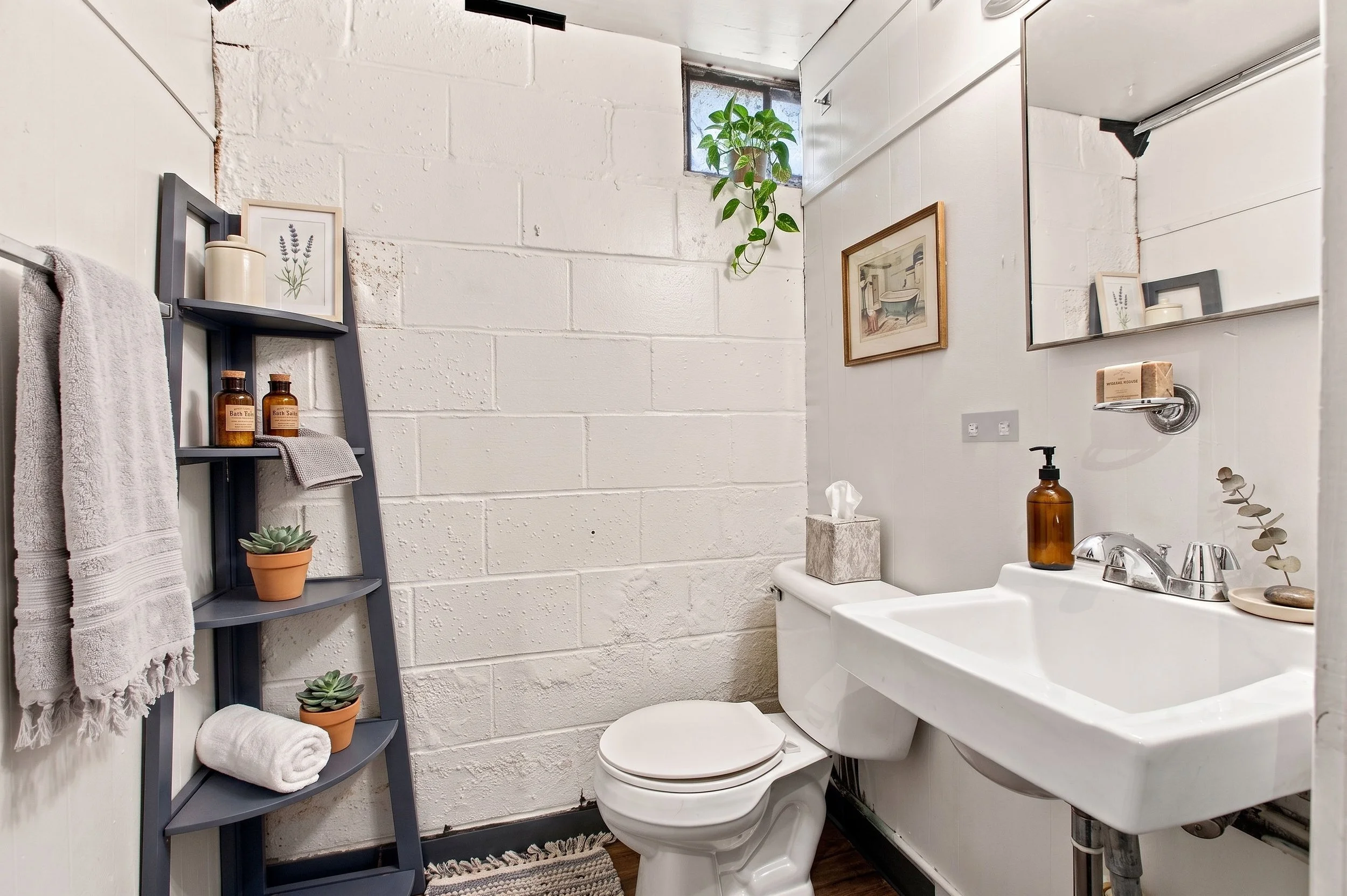 24_Bathroom 3.jpg