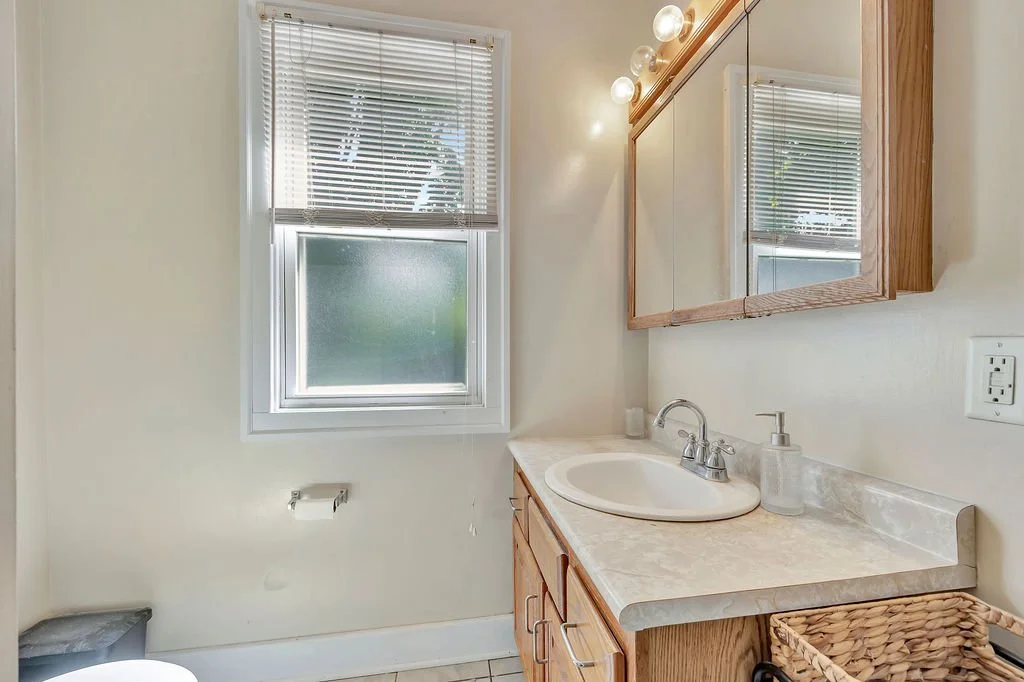 12_Bath 1.jpg