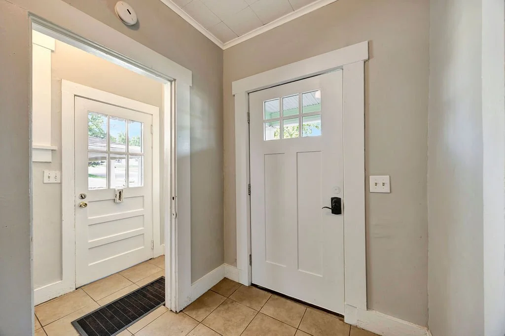 2_214 S Poplar Entryway.jpg