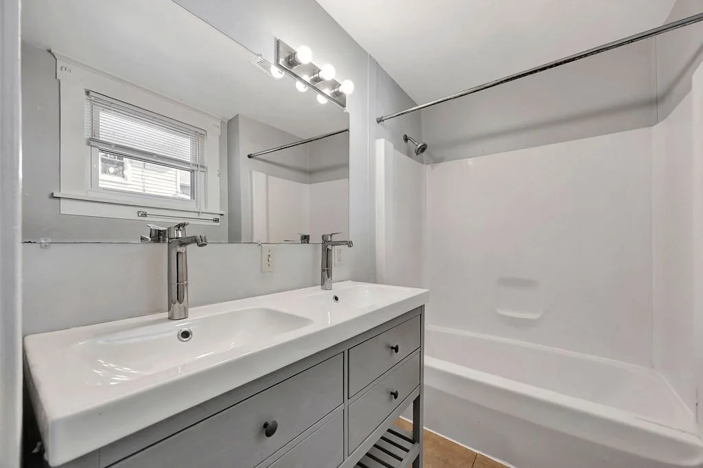 10_214 S Poplar Bathroom.jpg
