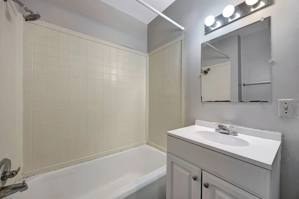 12_214 S Poplar Bathroom.jpg