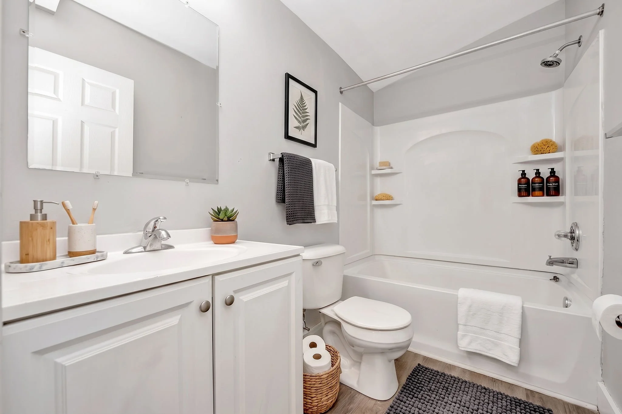 5_223 N Poplar Bathroom.jpg