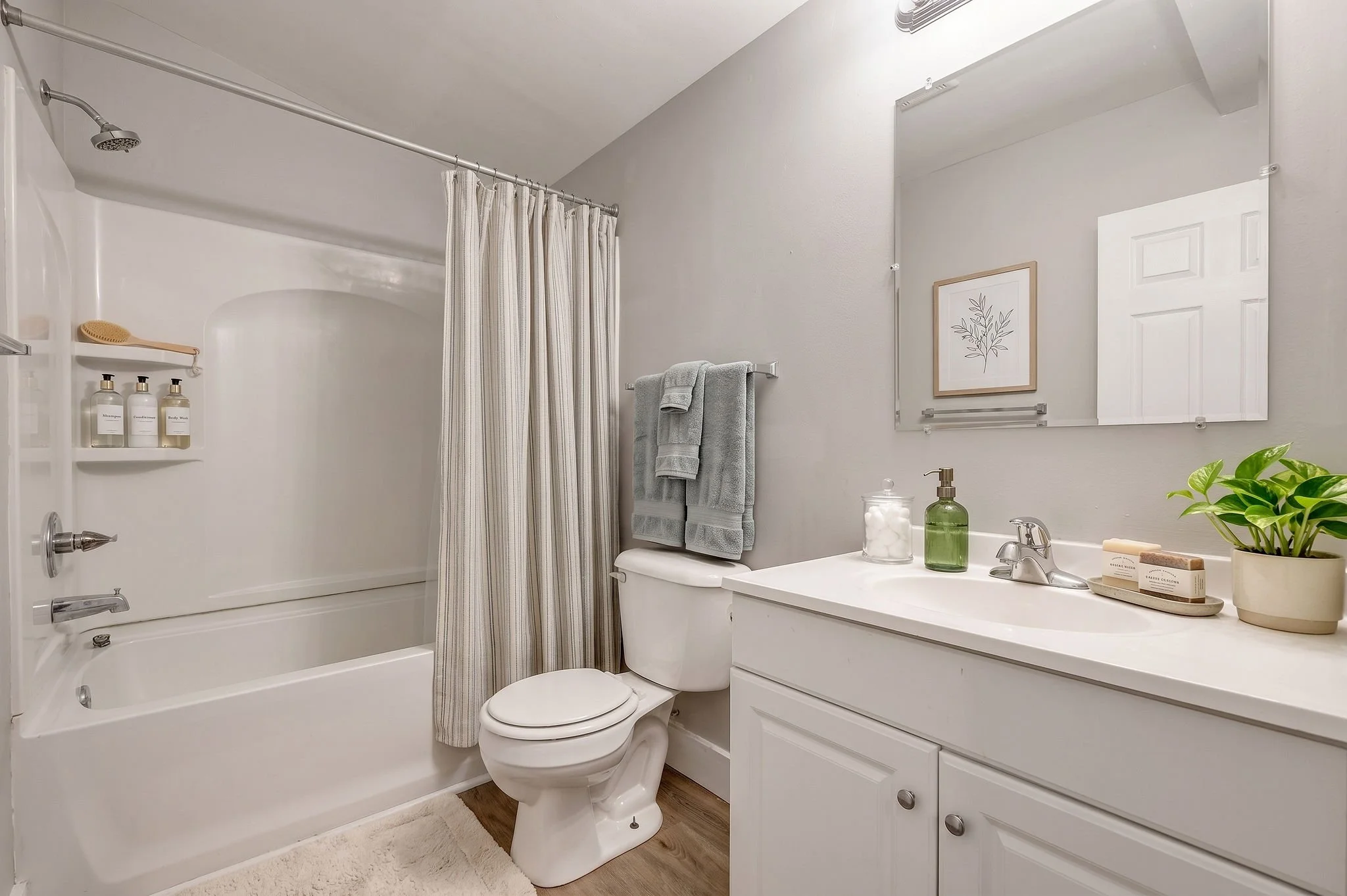 7_223 N Poplar Bathroom.jpg