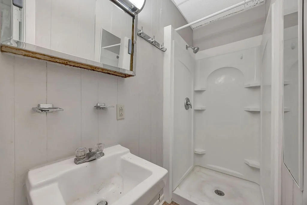14_223 N Poplar Bathroom.jpg