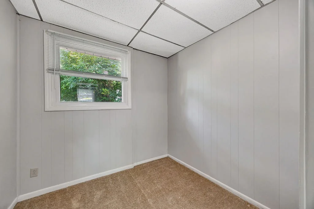 15a_223 N poplar Bedroom.jpg