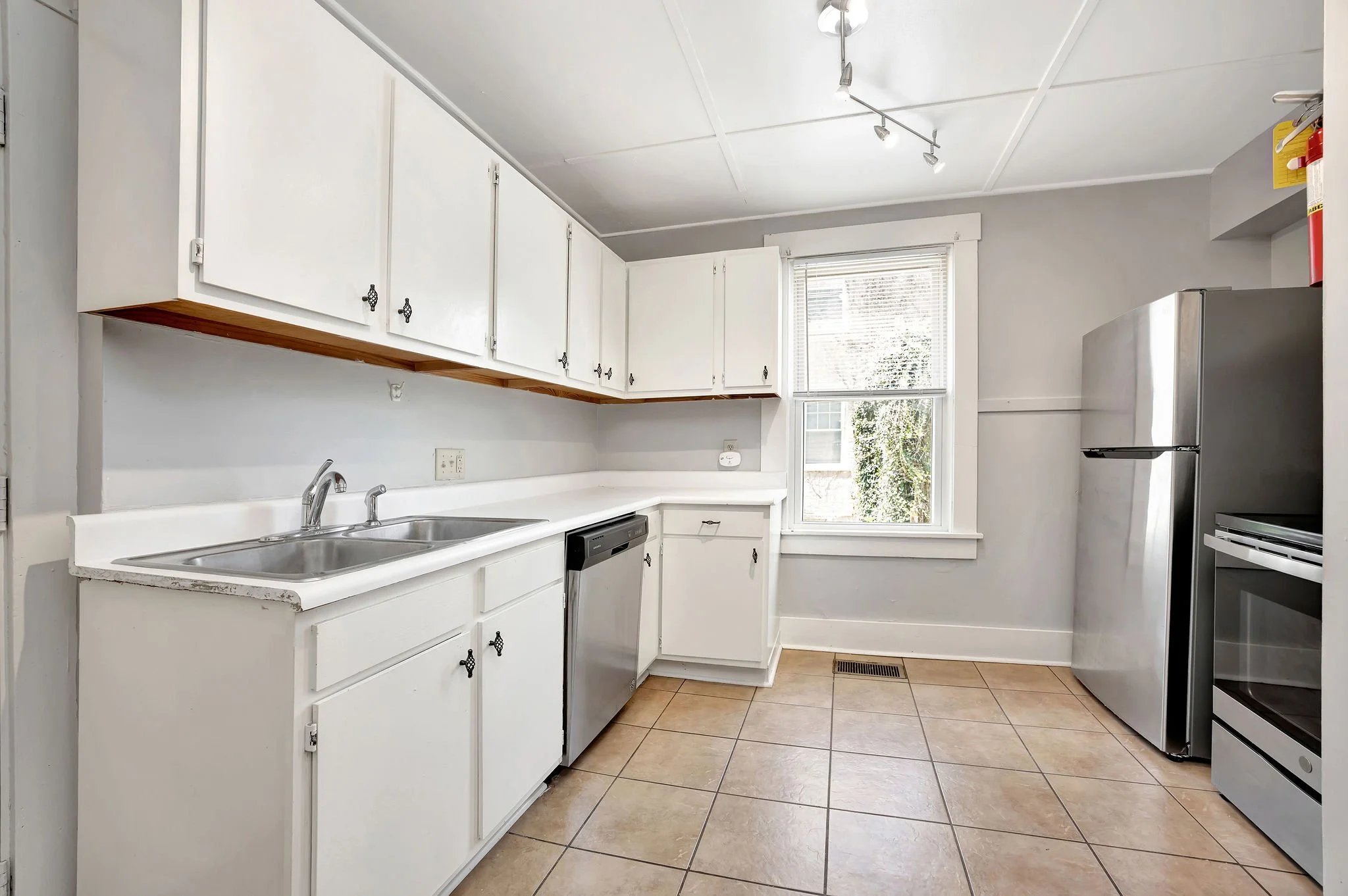 3_115WCollins Kitchen.jpg