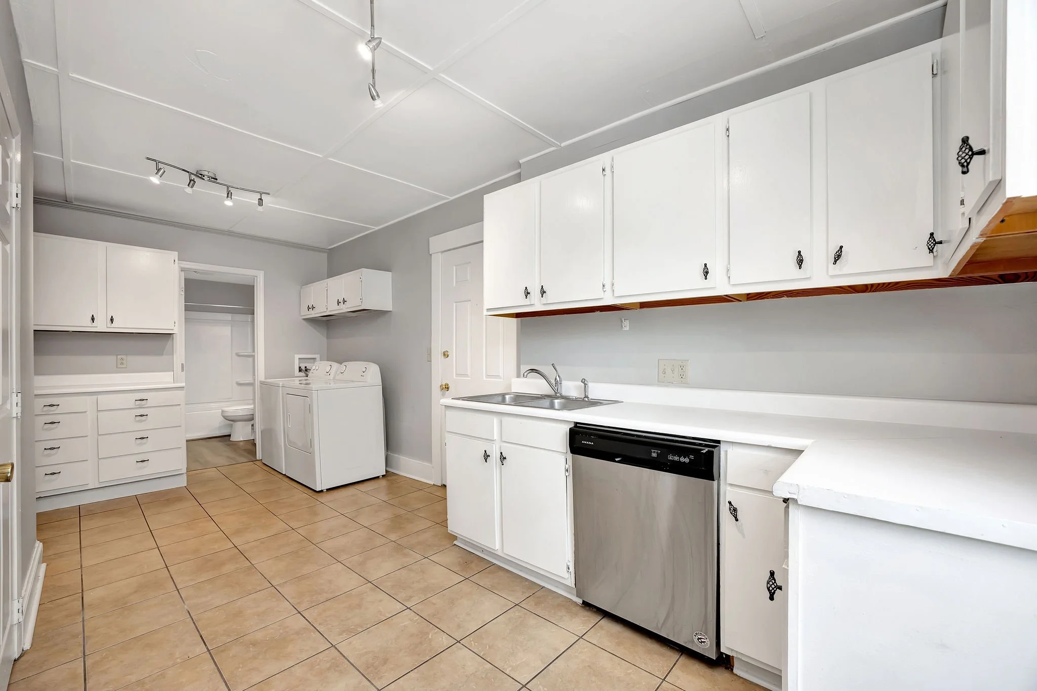 3a_115WCollins Kitchen.jpg