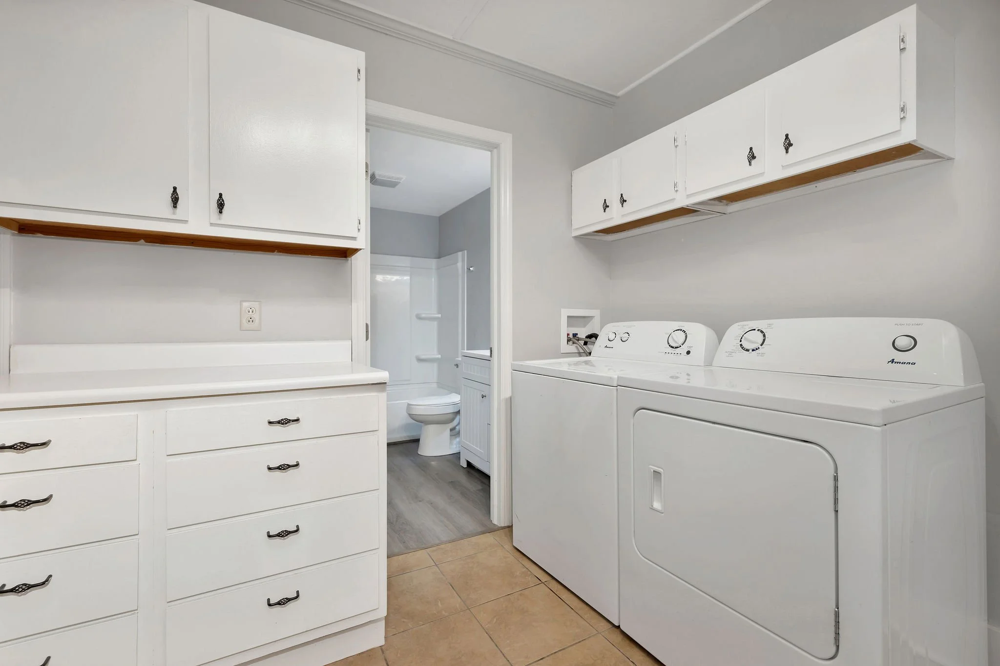 4_115 W Collins Laundry.jpg