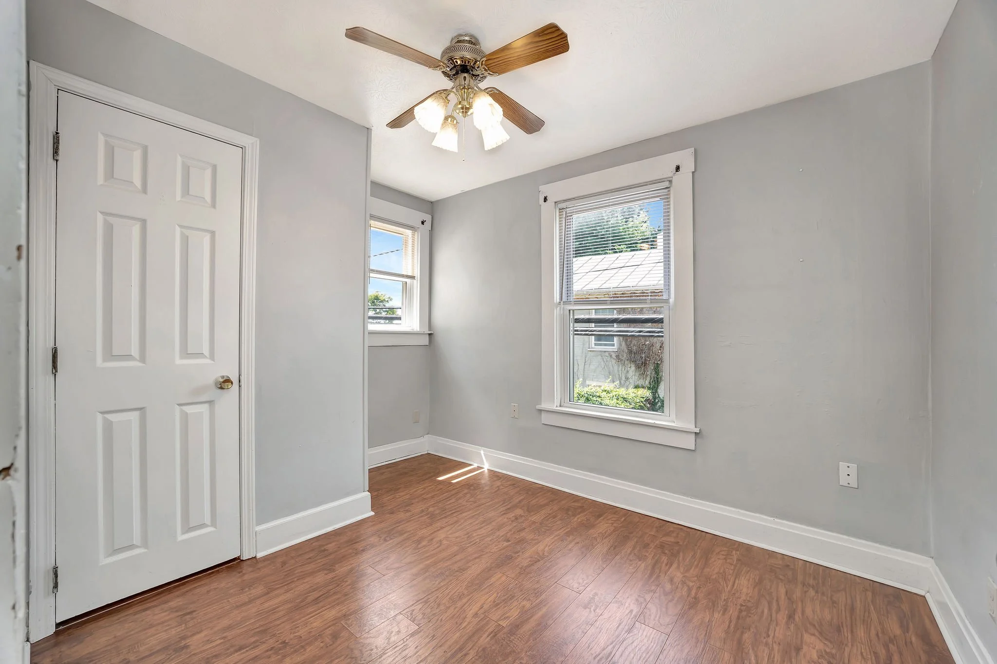 8a_115WCollinsBedroom.jpg