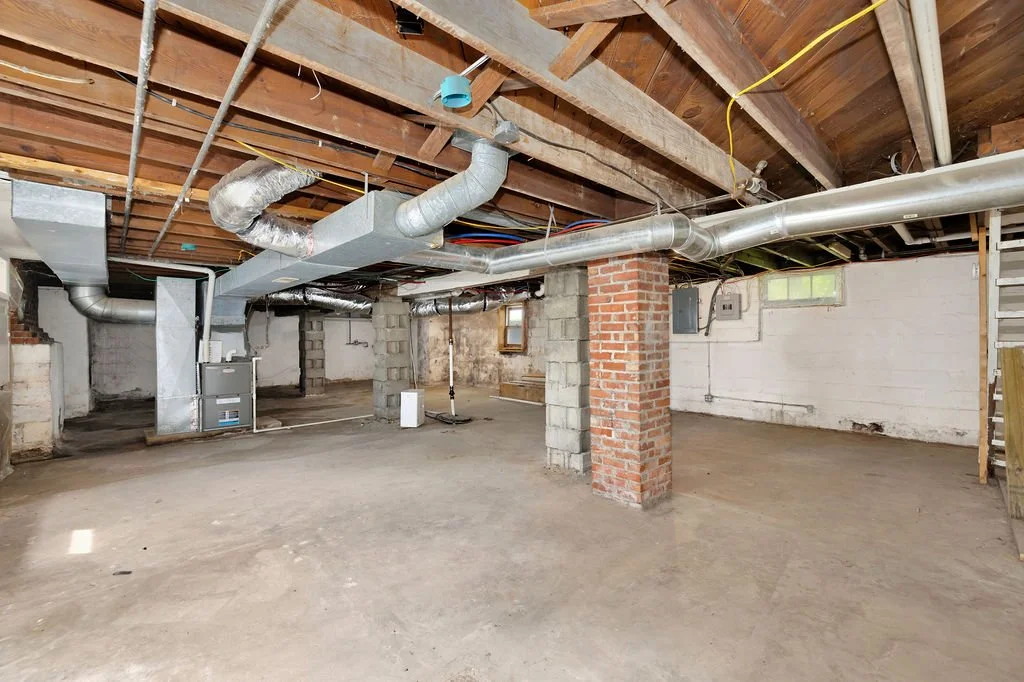 10b_26EVine Basement.jpg