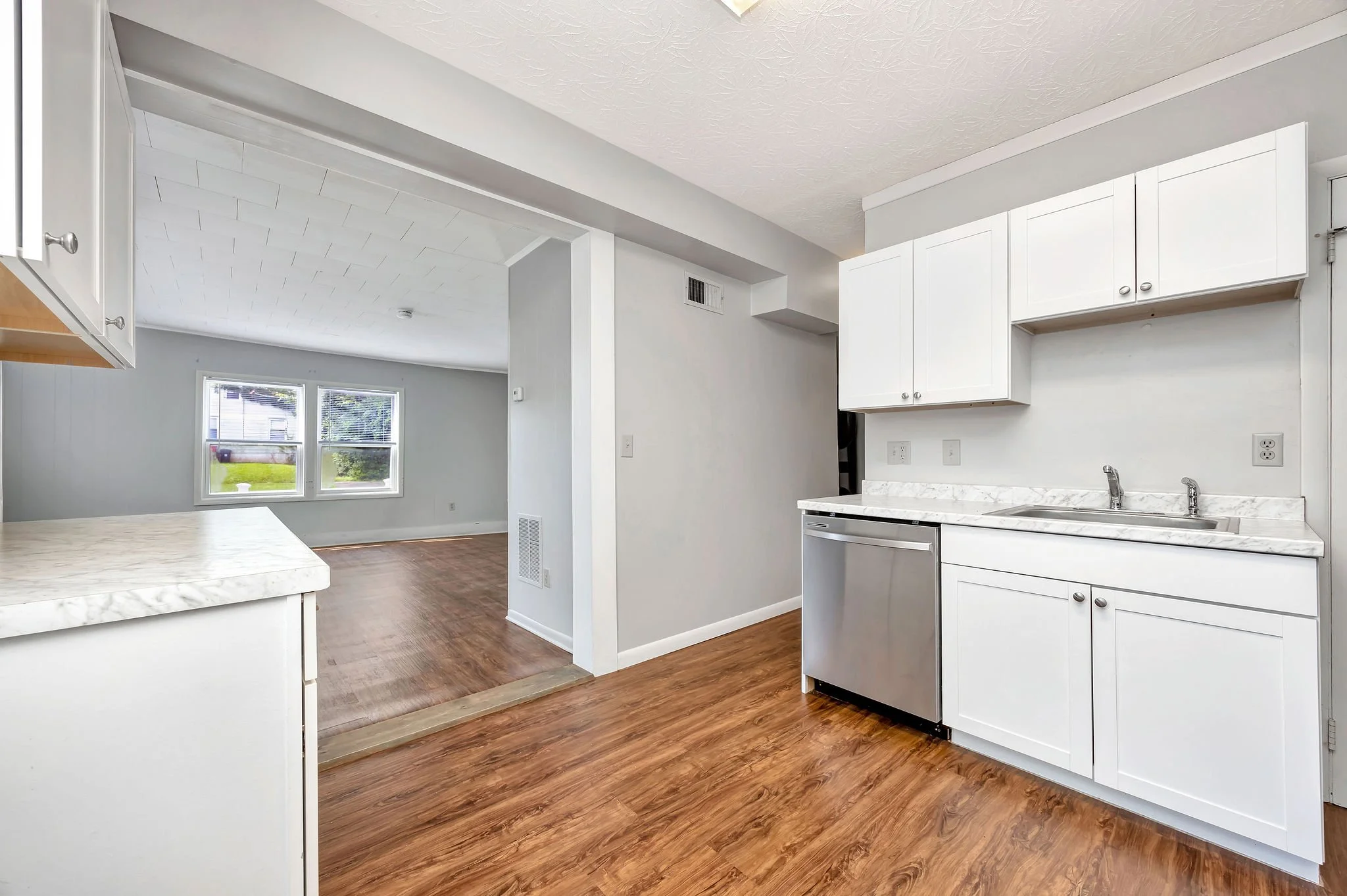 3b_106WVine Kitchen.jpg