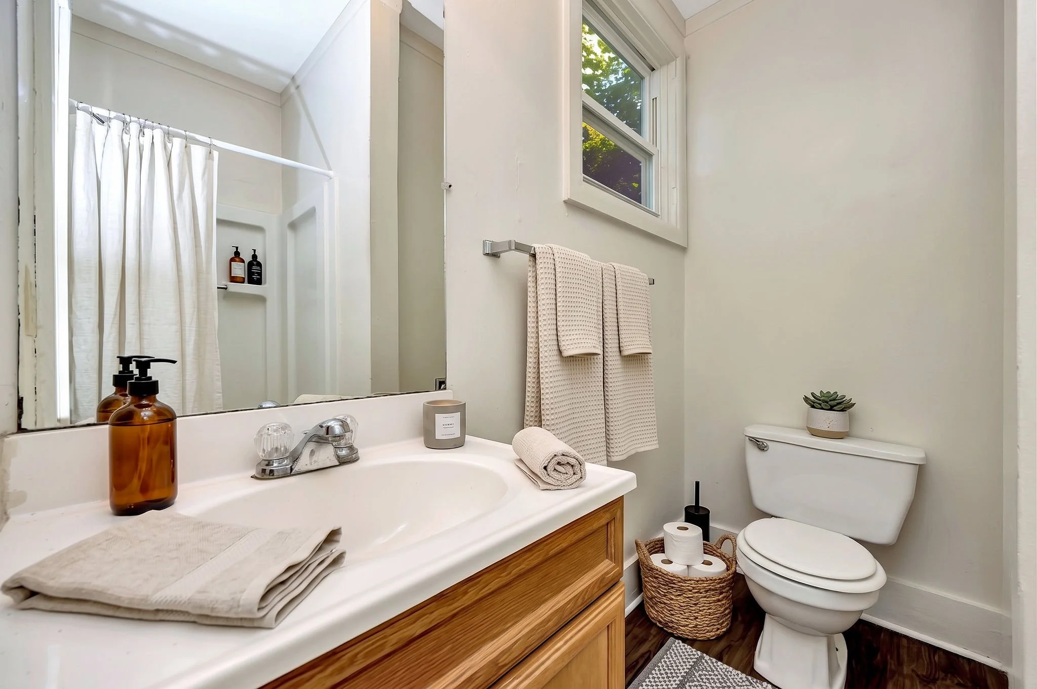 13_108WVine Bathroom 1.jpg
