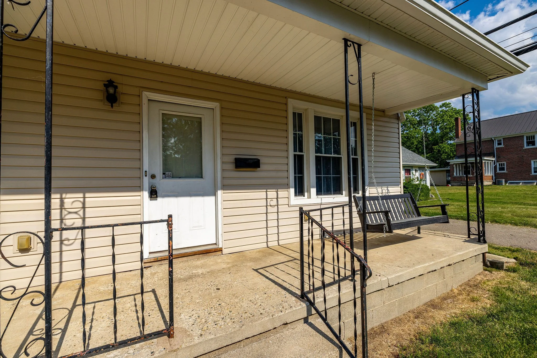 1a_113NElm Exterior.jpg