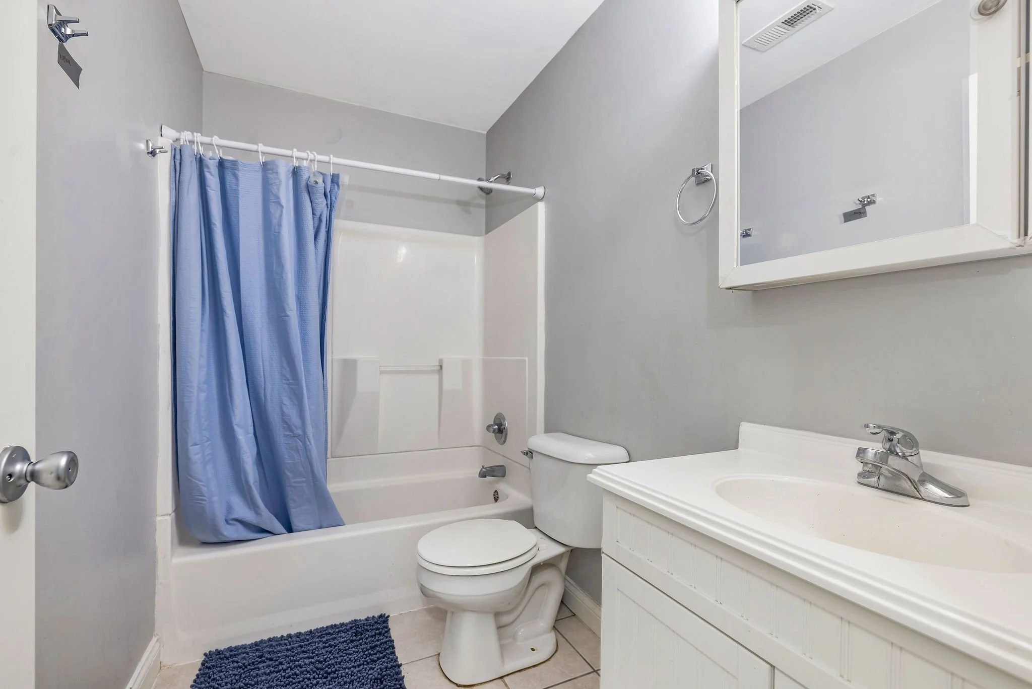 10_113 N Elm Bathroom'.JPG