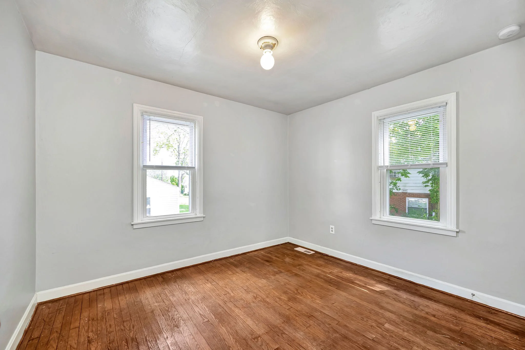 7a_113WCollinsBedroom.jpg