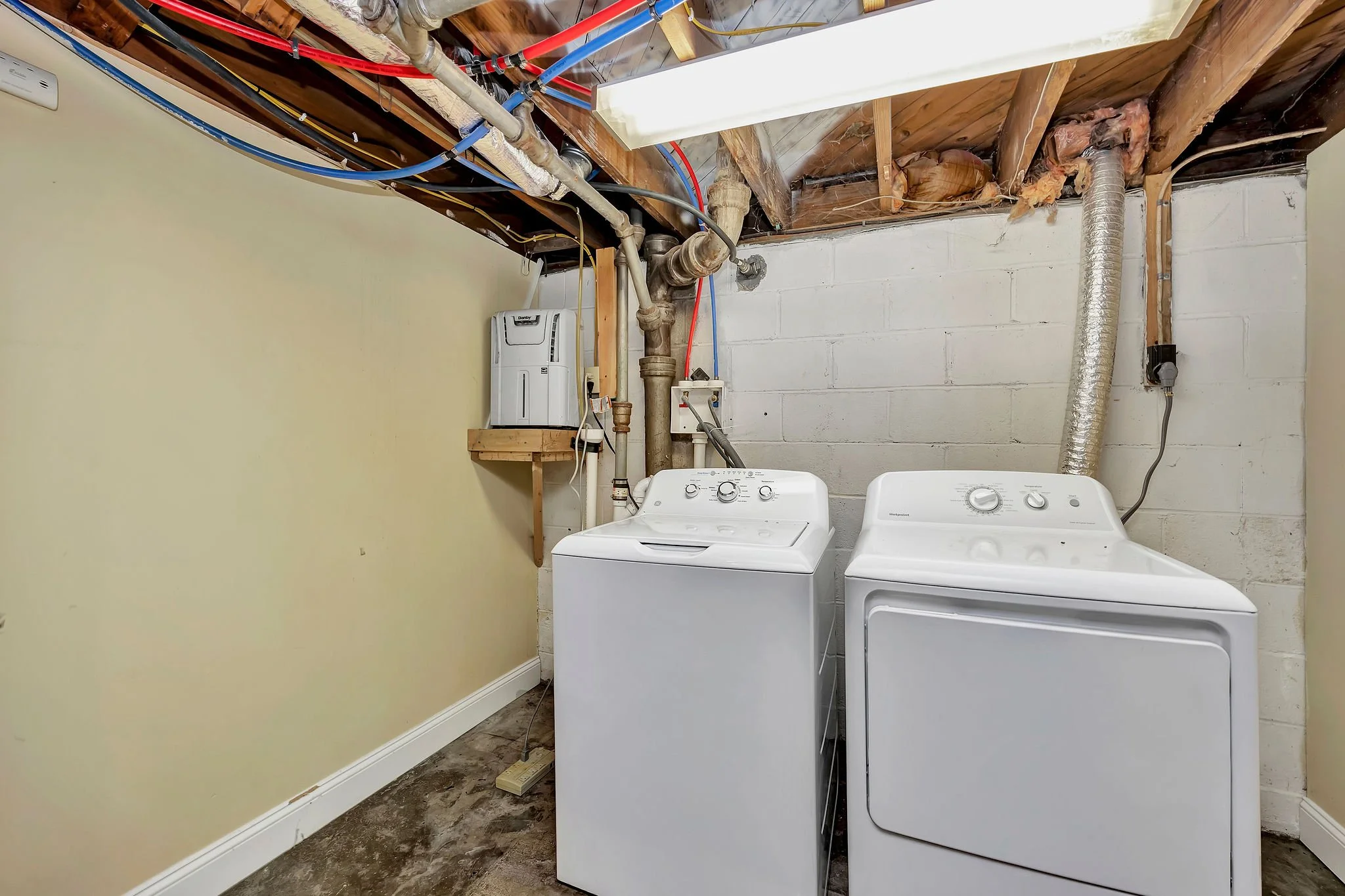 13_113 W Collins Laundry.jpg