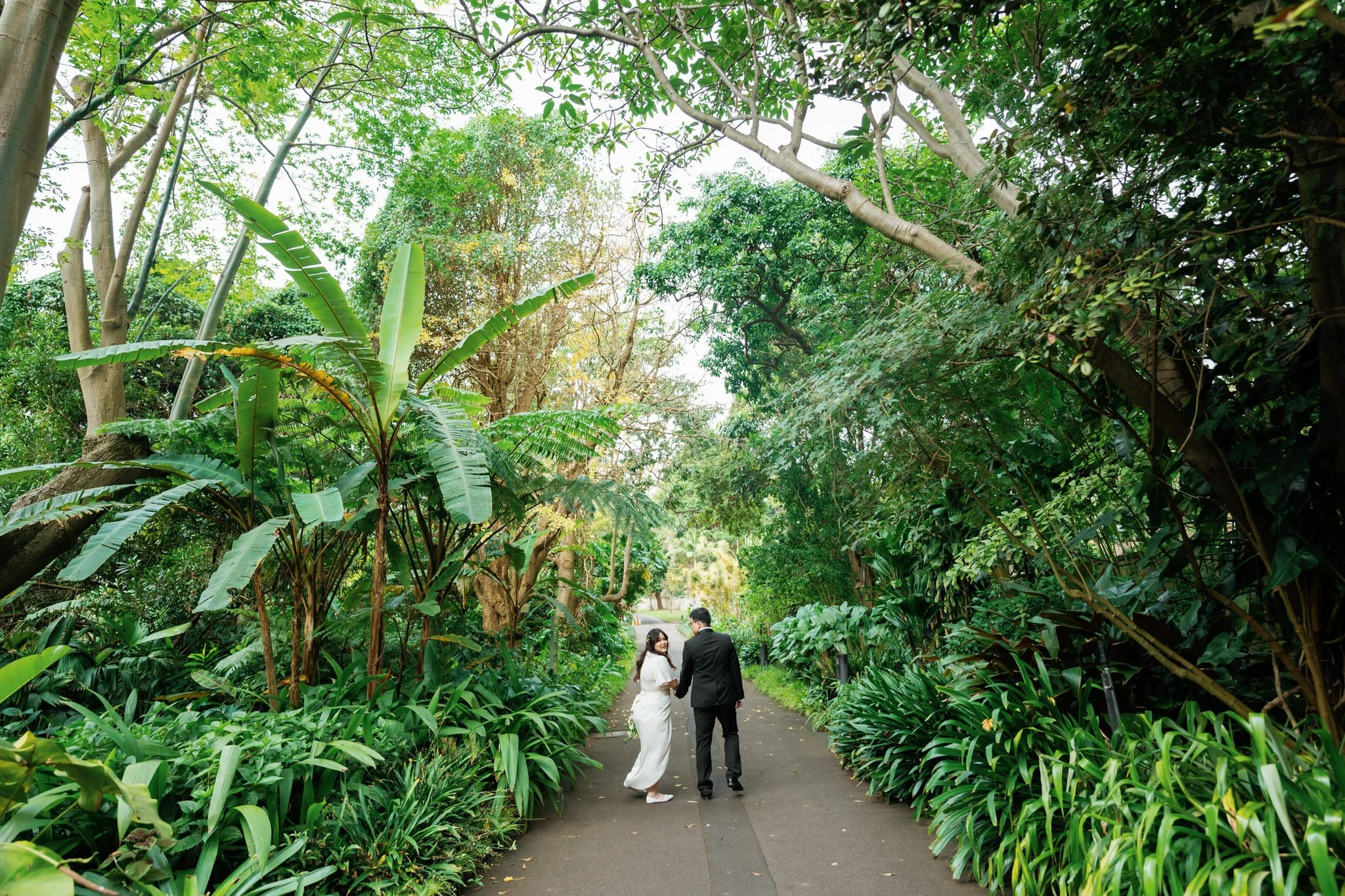 Hunter Valley wedding photographer – Natural wedding moment at Sydney Palm House Botanic Garden