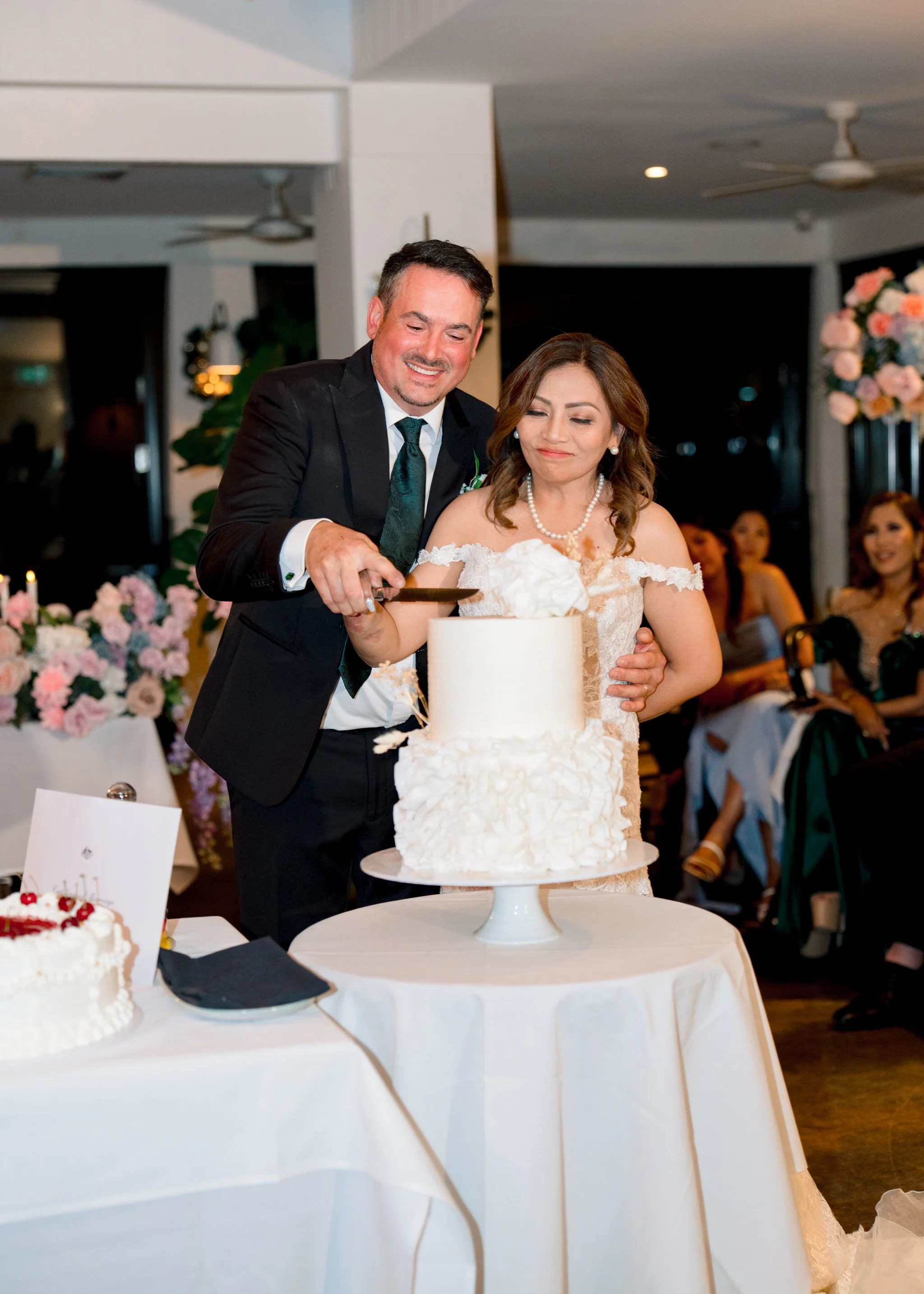 Angelo’s Cabarita wedding cake cutting
