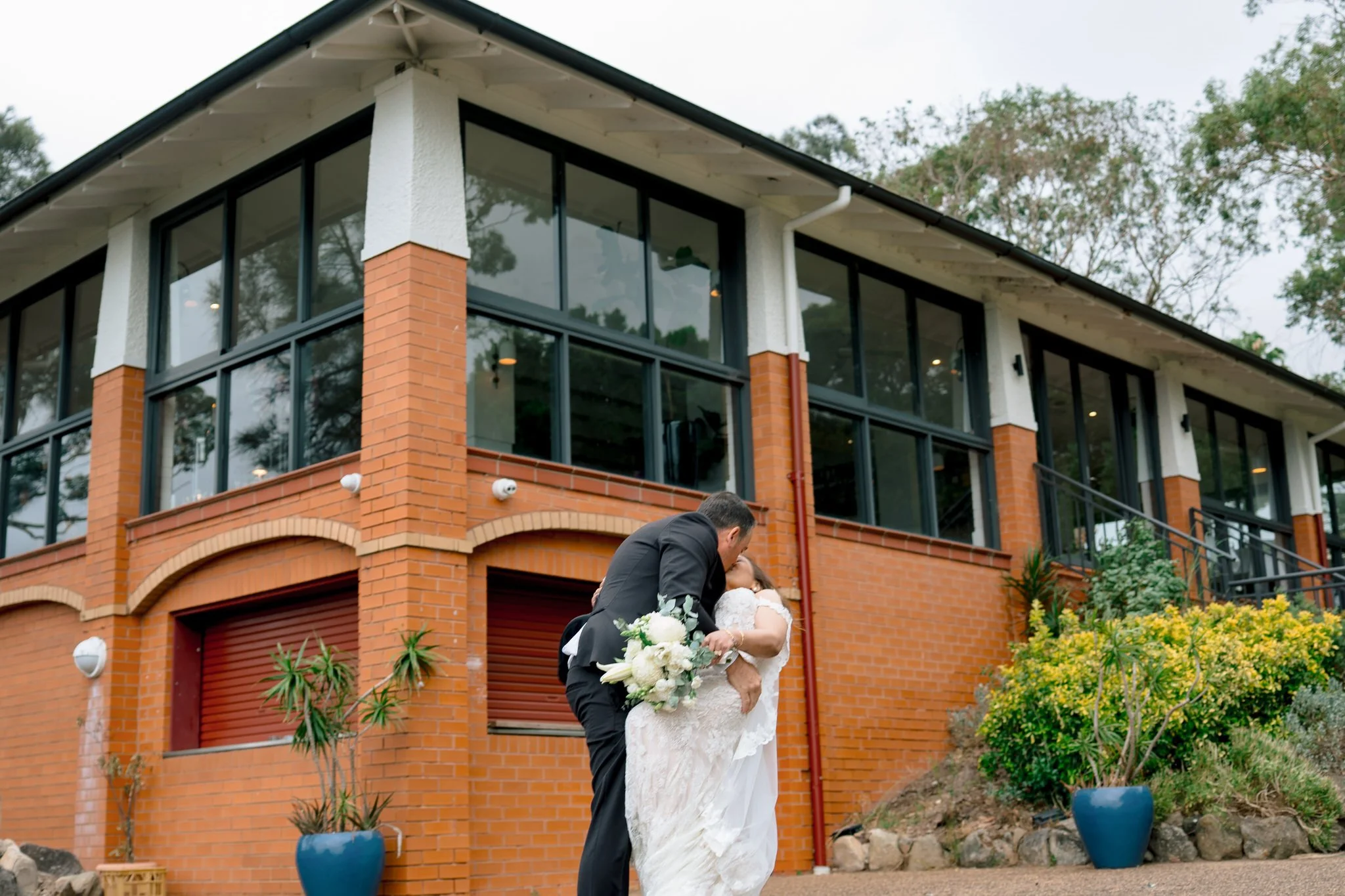 Angelo’s Cabarita wedding couple kiss