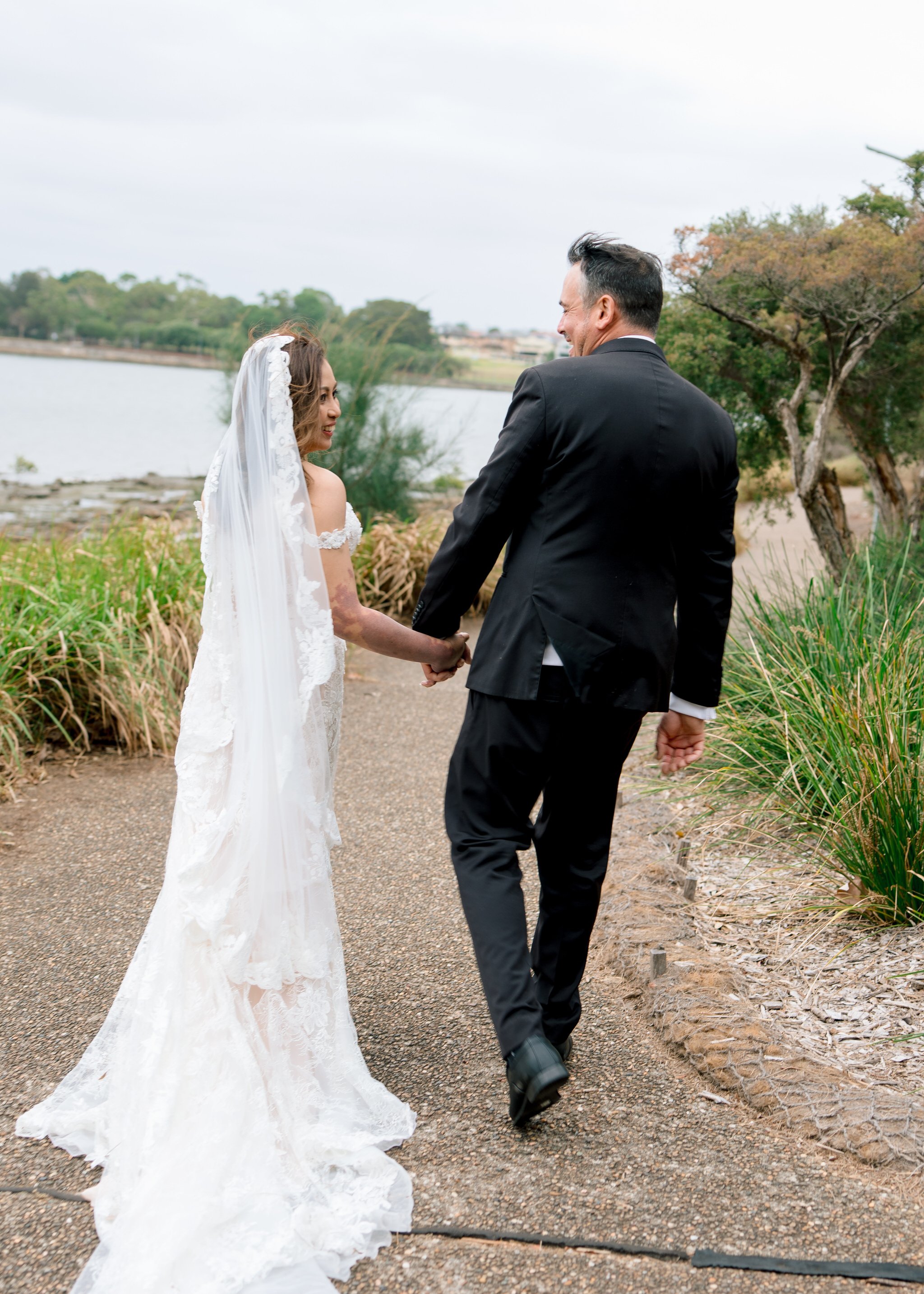Angelo’s Cabarita candid wedding walk