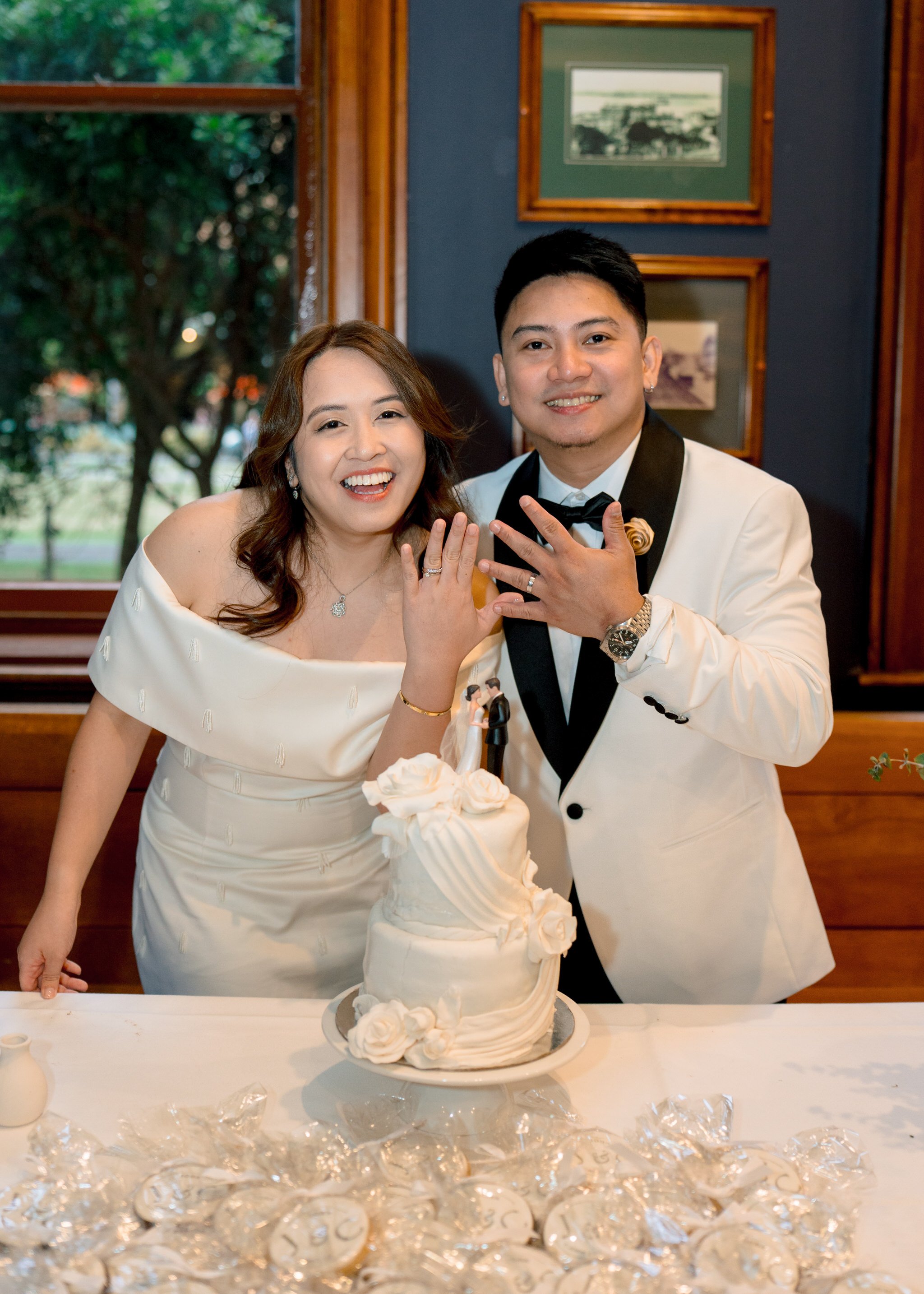 Customs House Hotel wedding cake cutting