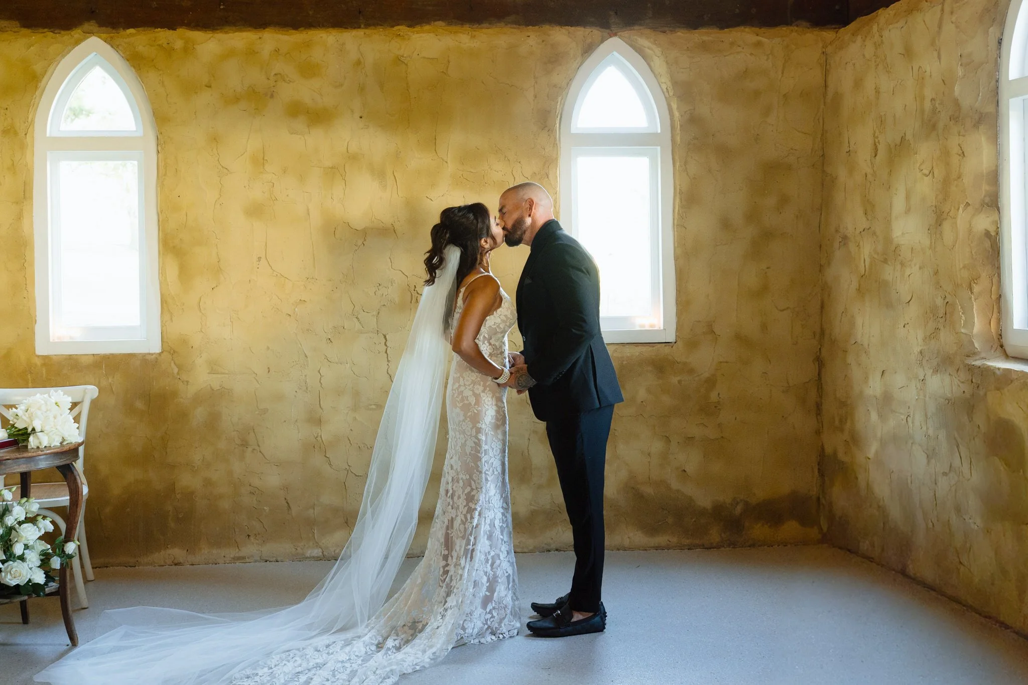 peppers-creek-chapel-first-kiss